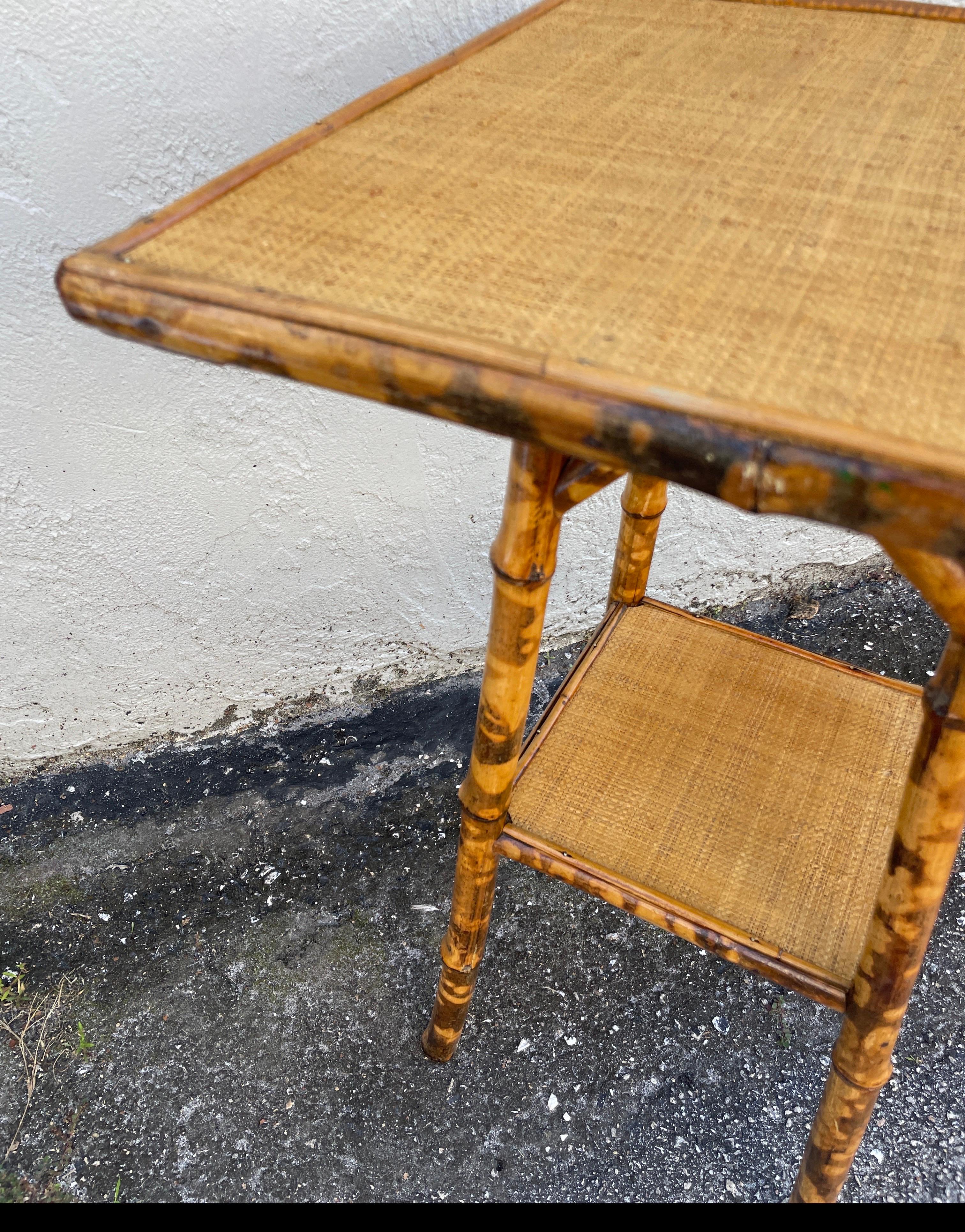 XIXe siècle Table d'appoint ancienne en bambou brûlé et raphia en vente