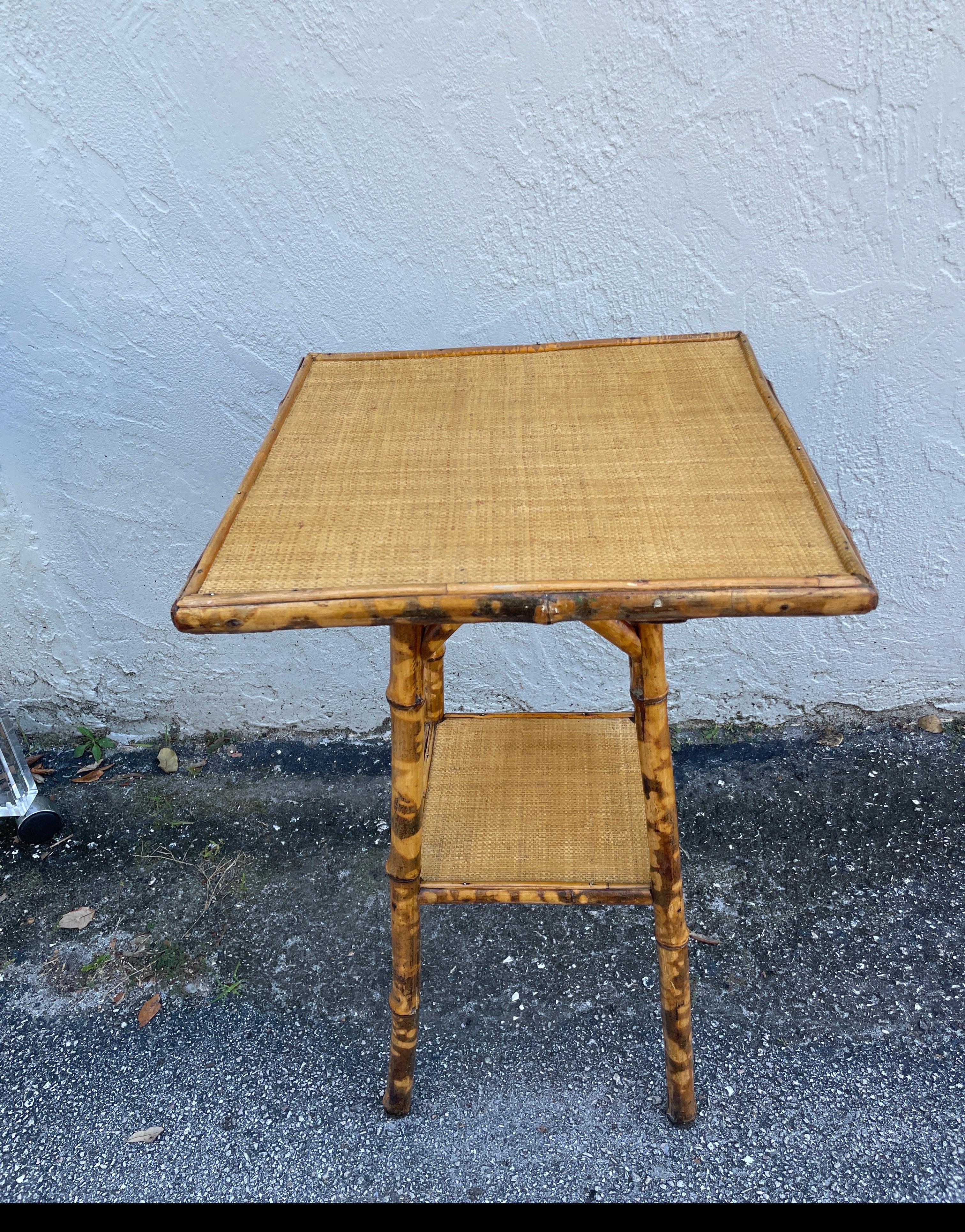 Bambou Table d'appoint ancienne en bambou brûlé et raphia en vente