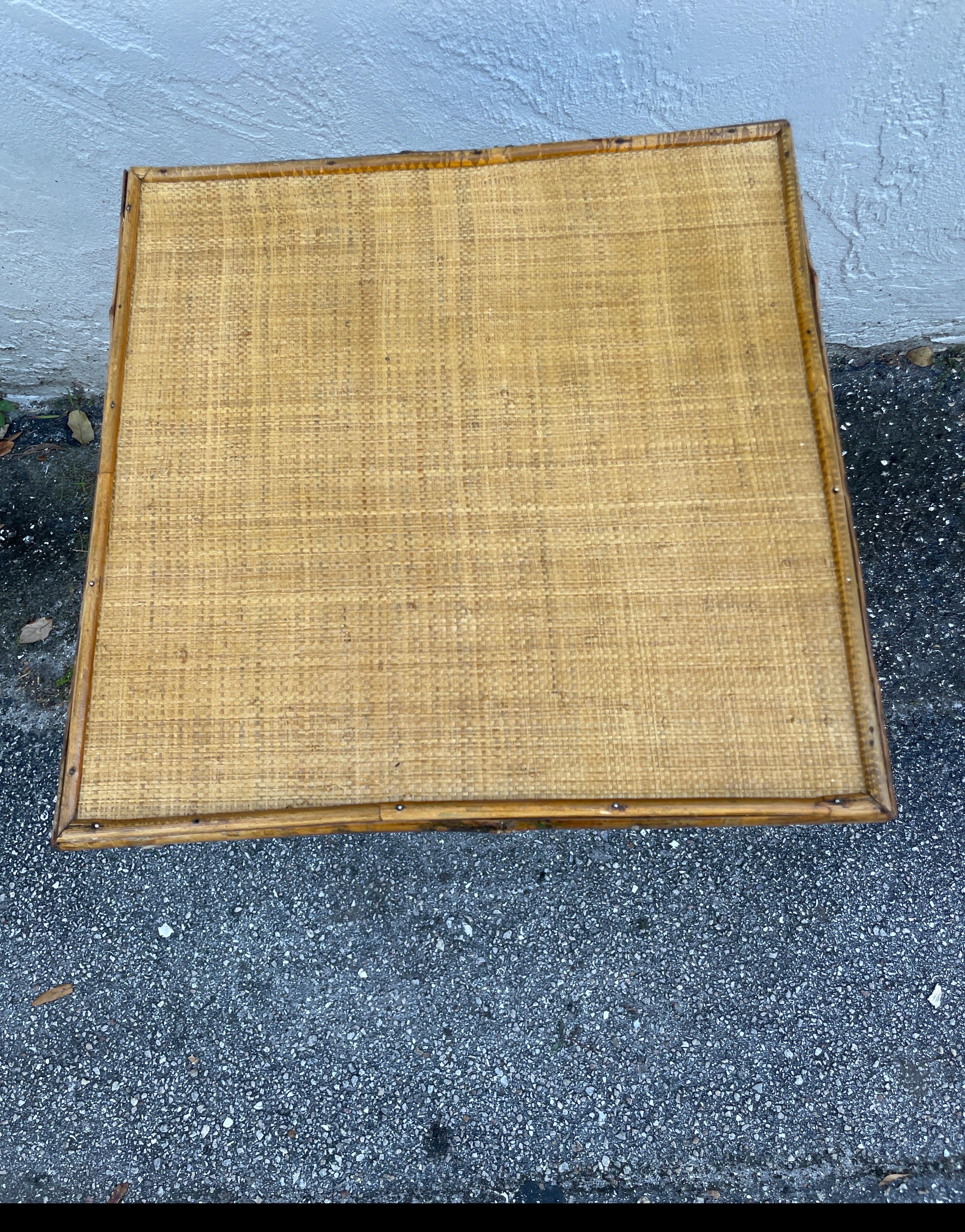 Table d'appoint ancienne en bambou brûlé et raphia en vente 1