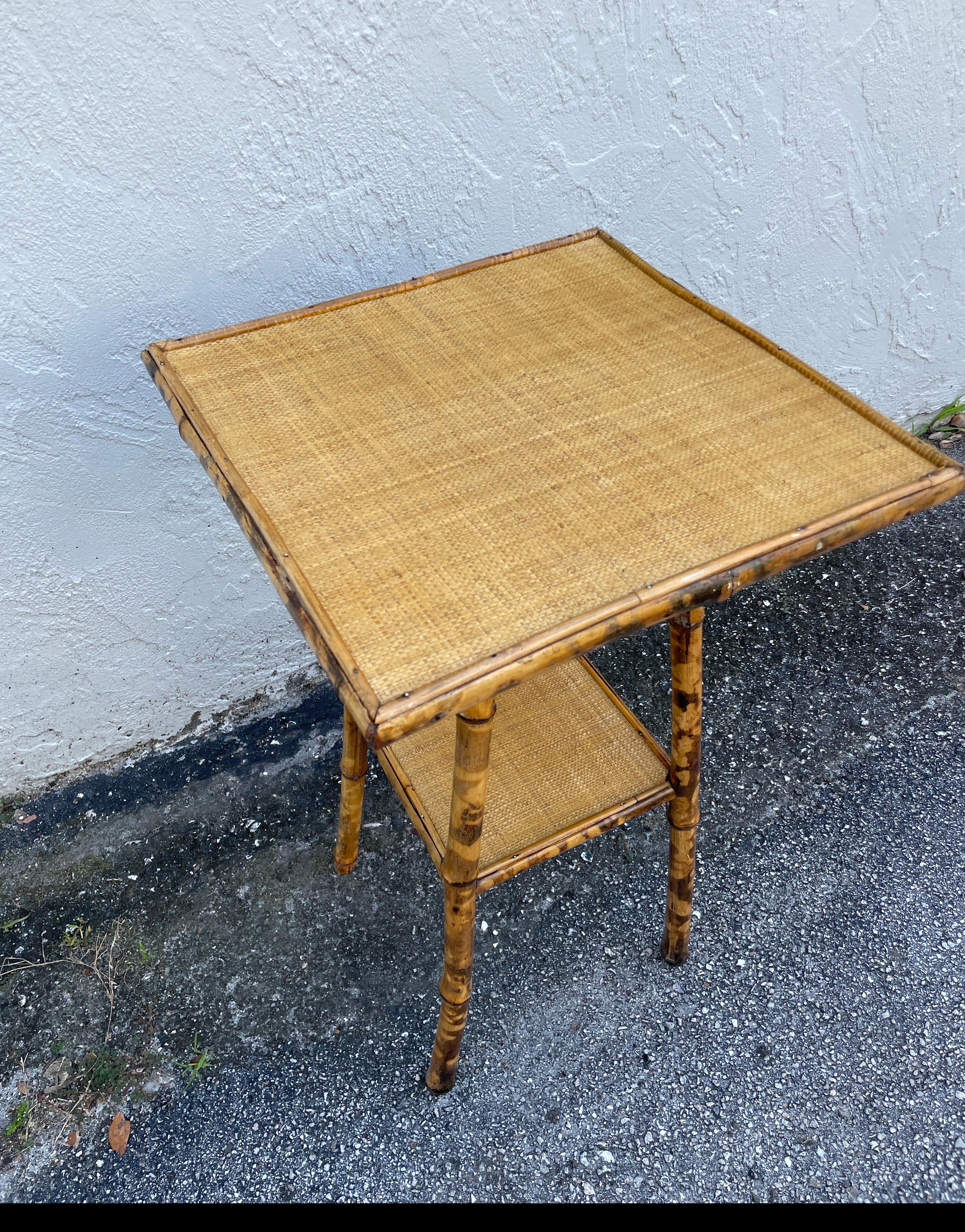 Table d'appoint ancienne en bambou brûlé et raphia en vente 2