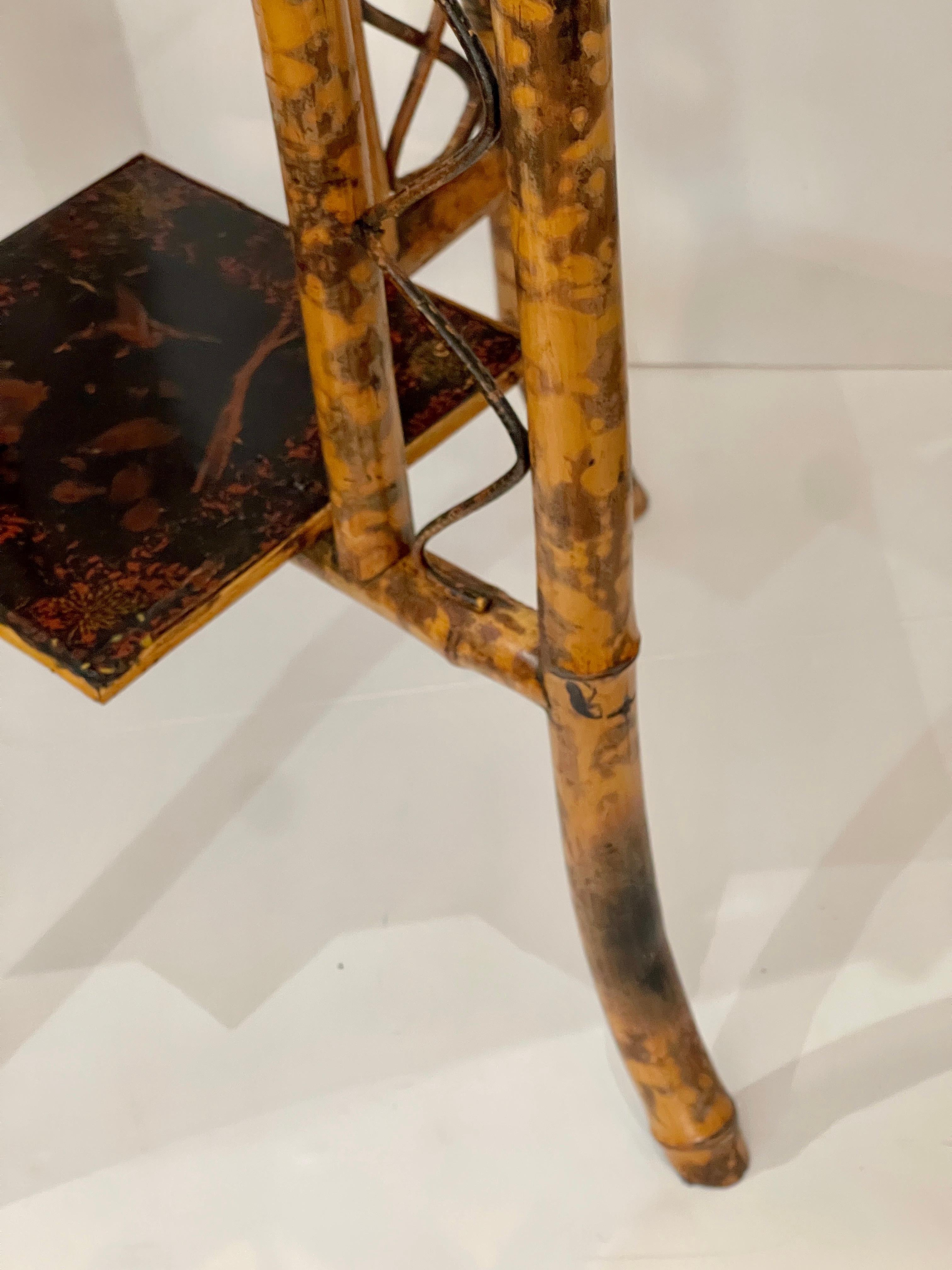 Antiker zweistöckiger Beistelltisch aus Schildpatt-Bambusholz, lackierte Platten, um 1890 im Angebot 6