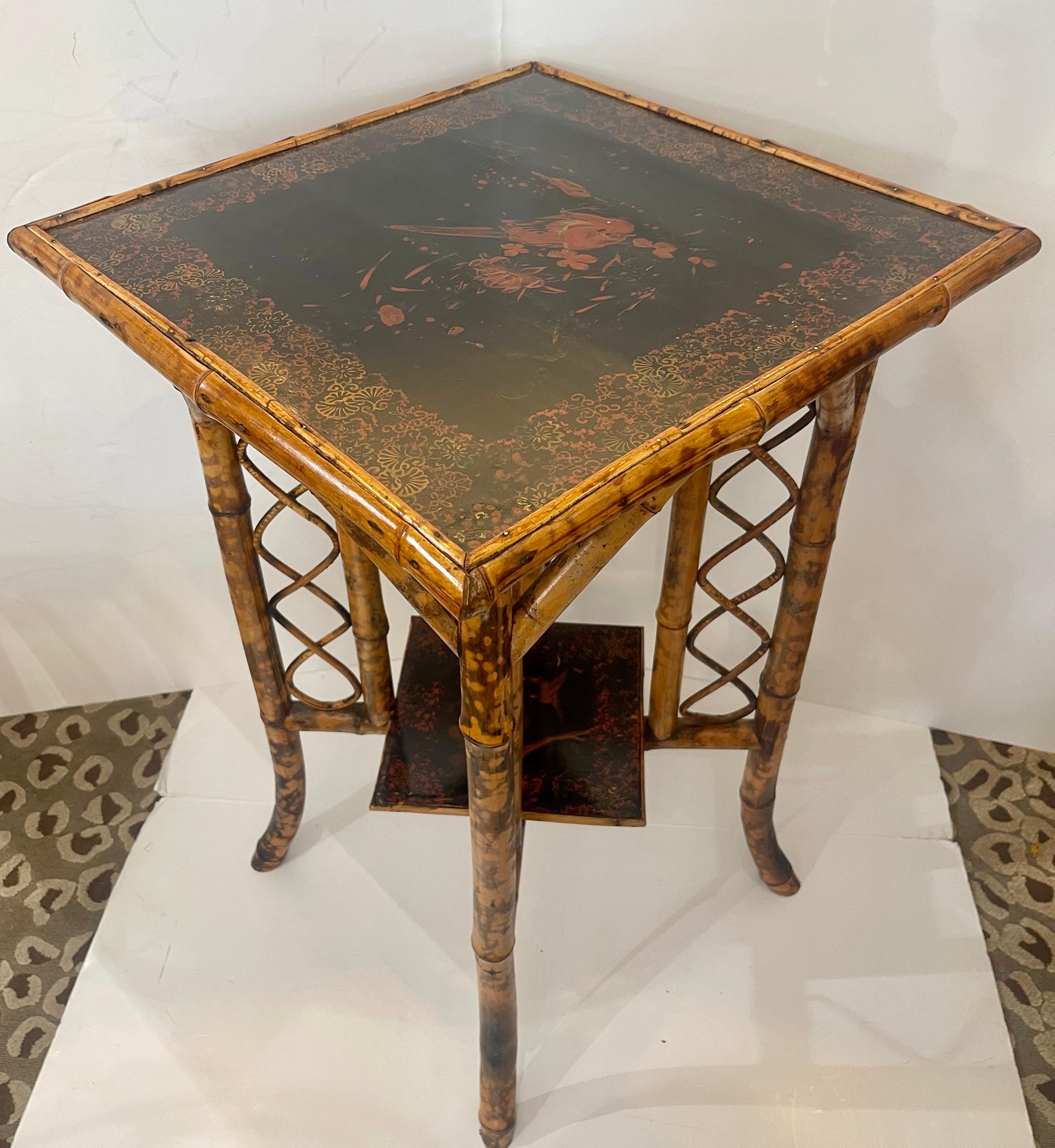 Nur in diesem perfekten antiken gebrannten Bambus Zwei Etagen Beistelltisch mit lackierten Platten, c.1890
Außergewöhnlicher Zustand. der Lack hell und glänzend.
Keine Restaurierungen, keine störenden Teile.

Sehr guter antiker Zustand, alters- und