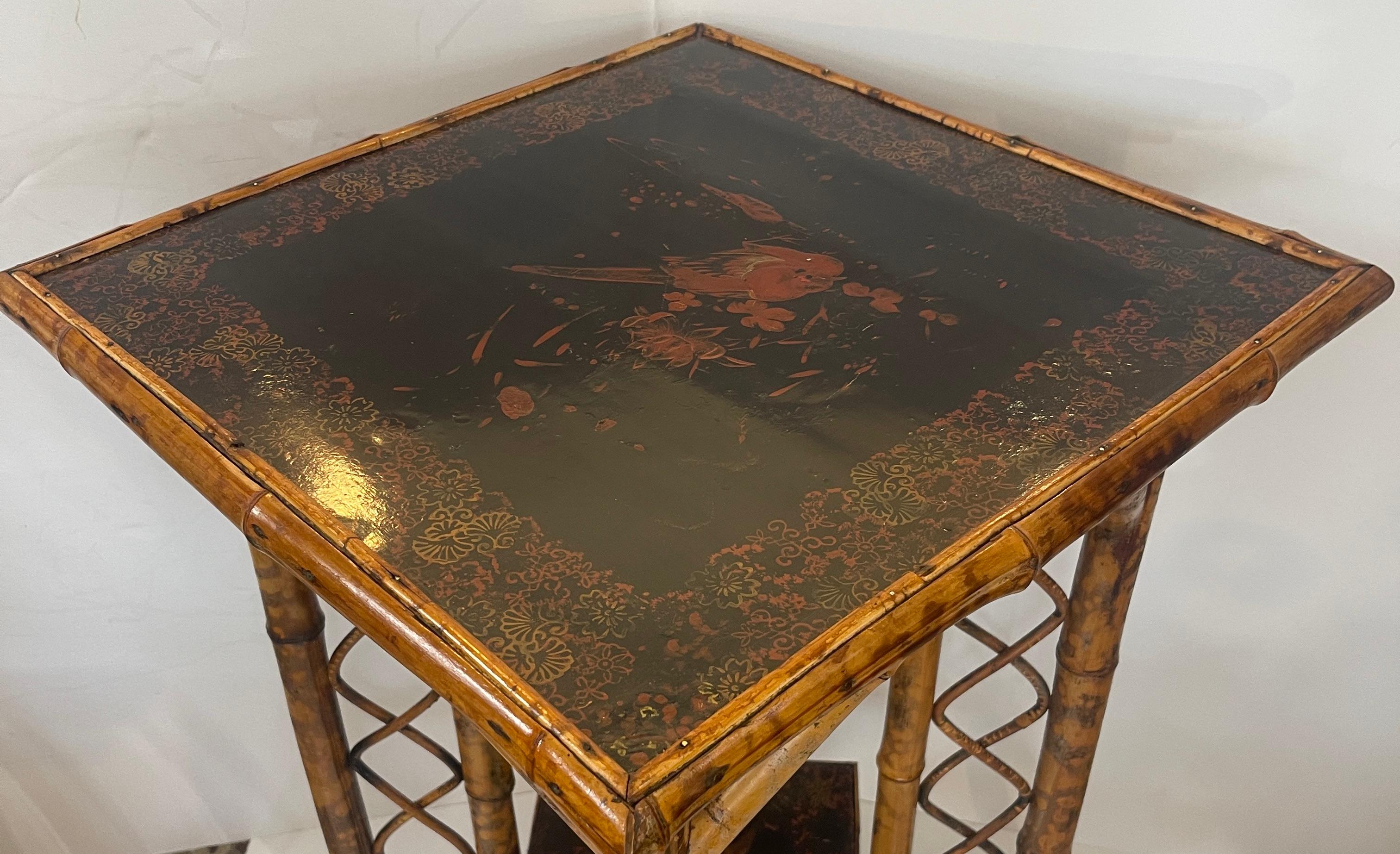 Antiker zweistöckiger Beistelltisch aus Schildpatt-Bambusholz, lackierte Platten, um 1890 (Ästhetizismus) im Angebot