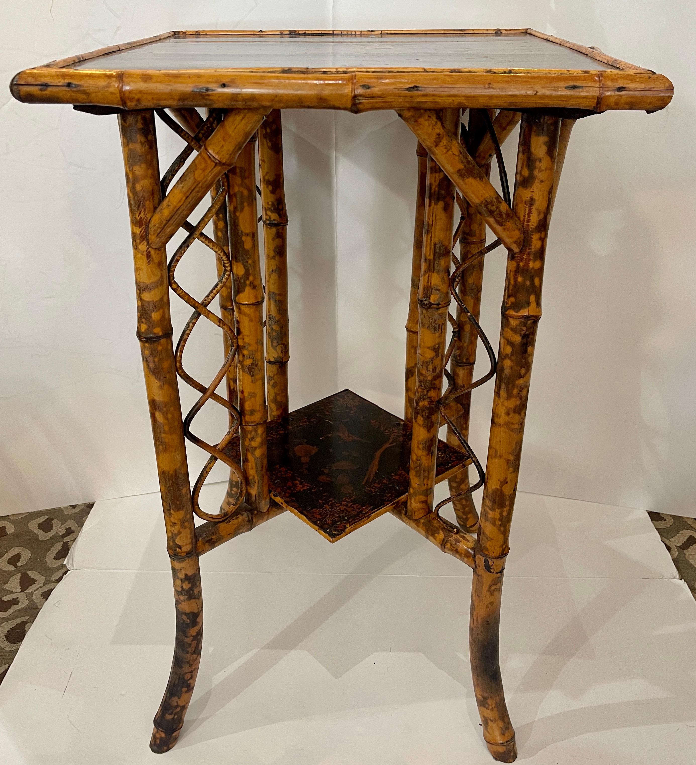 Antiker zweistöckiger Beistelltisch aus Schildpatt-Bambusholz, lackierte Platten, um 1890 (Handgefertigt) im Angebot