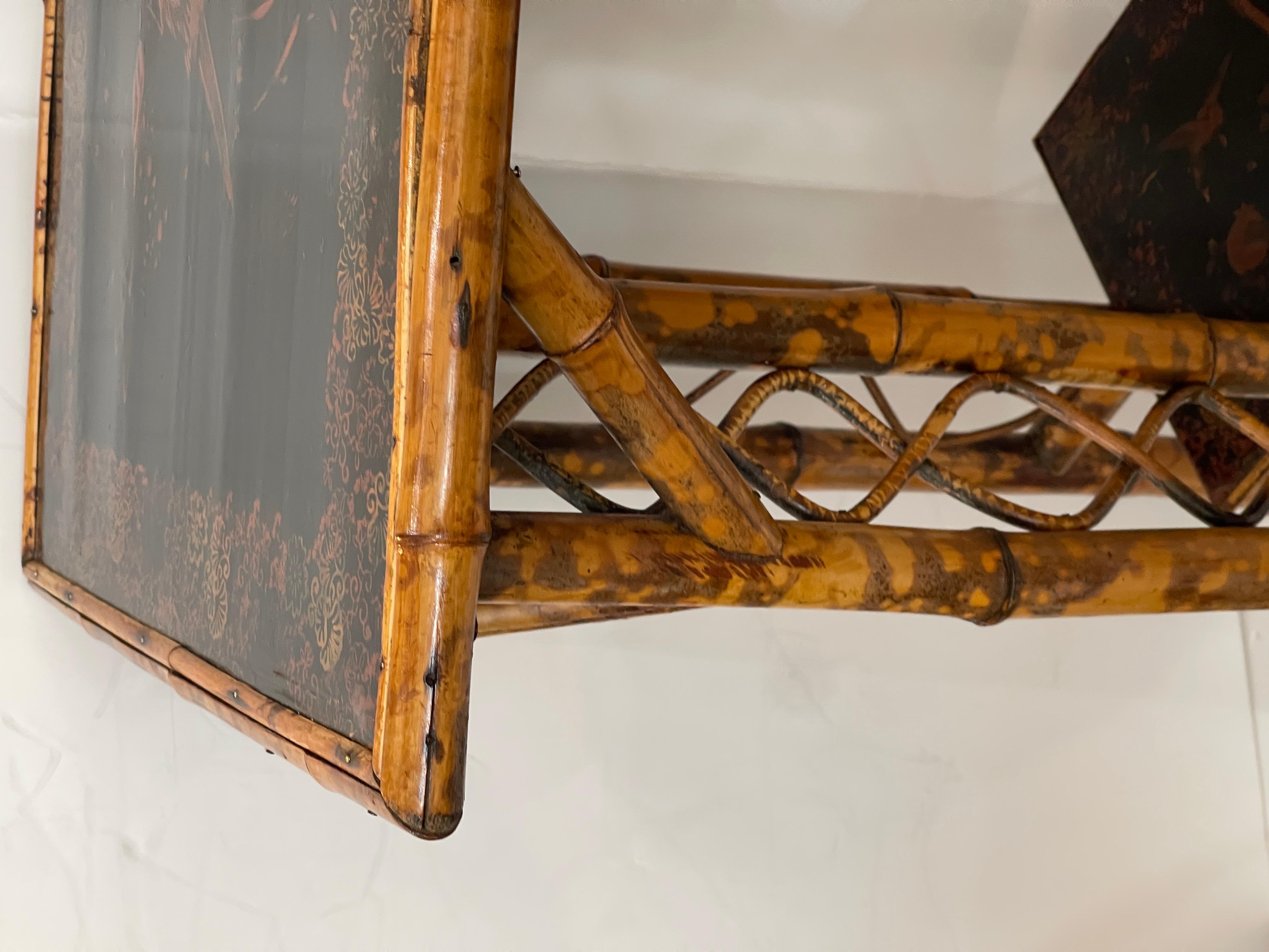 Antiker zweistöckiger Beistelltisch aus Schildpatt-Bambusholz, lackierte Platten, um 1890 im Zustand „Gut“ im Angebot in West Palm Beach, FL
