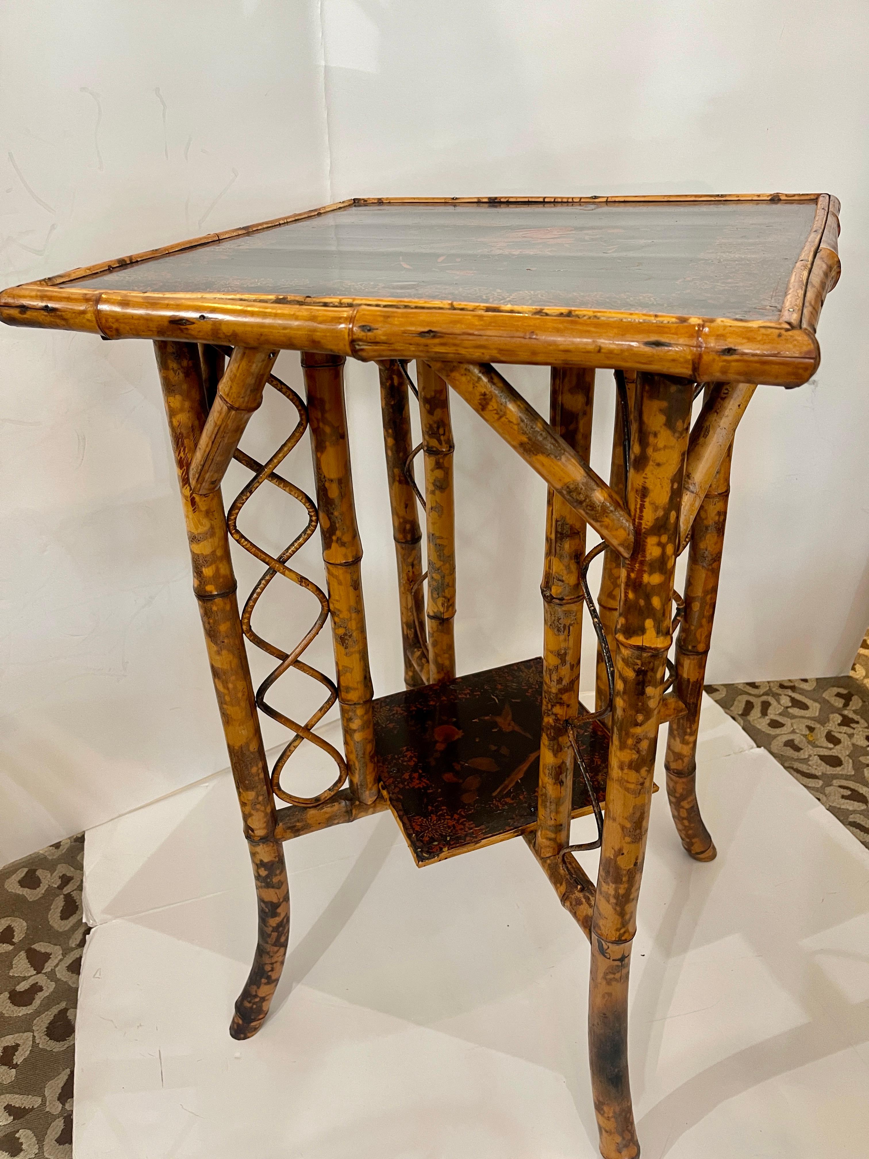 Antiker zweistöckiger Beistelltisch aus Schildpatt-Bambusholz, lackierte Platten, um 1890 (Spätes 19. Jahrhundert) im Angebot