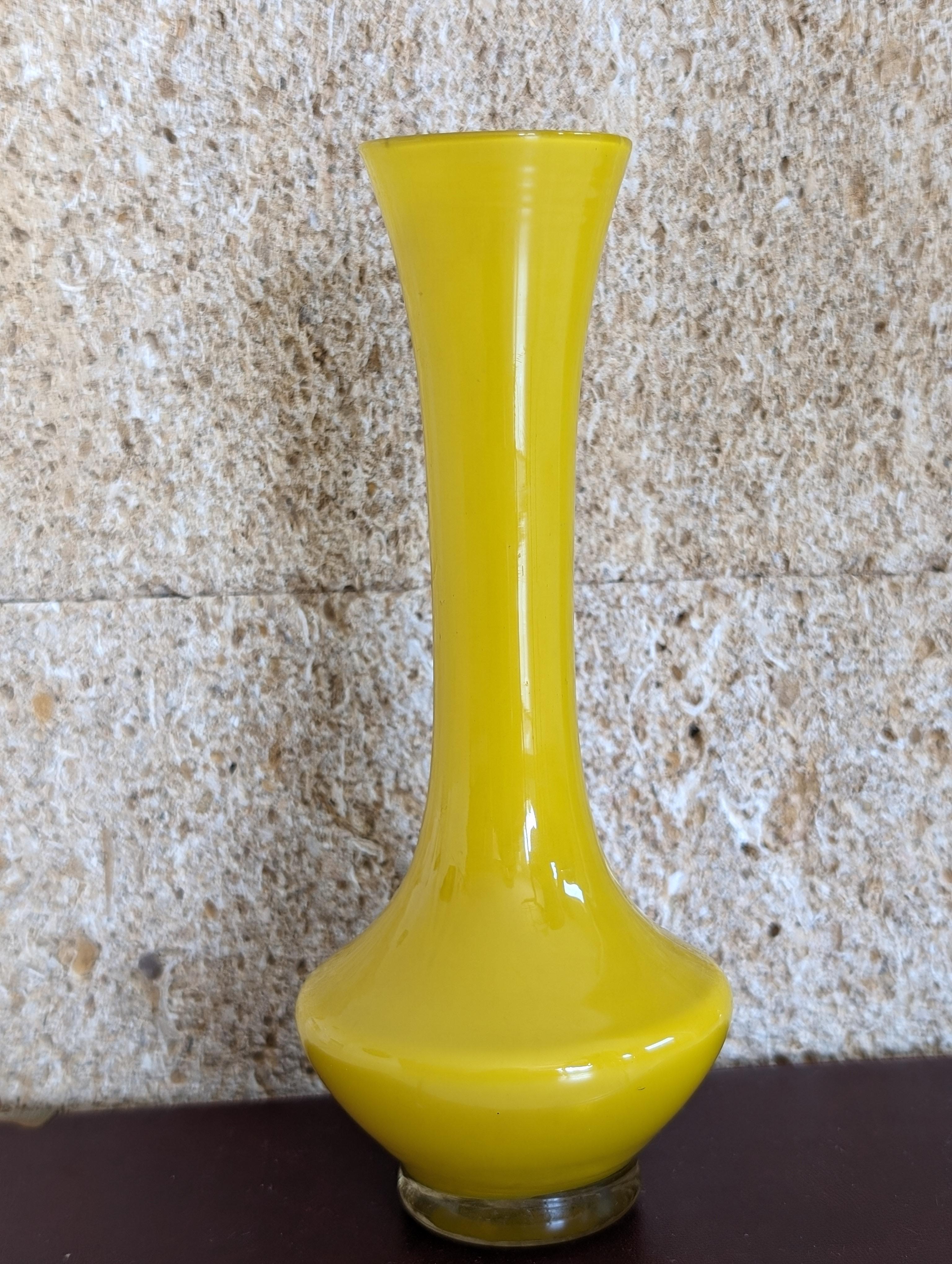 20ième siècle Ancien vase en opaline jaune brûlé du milieu du 20e siècle en vente