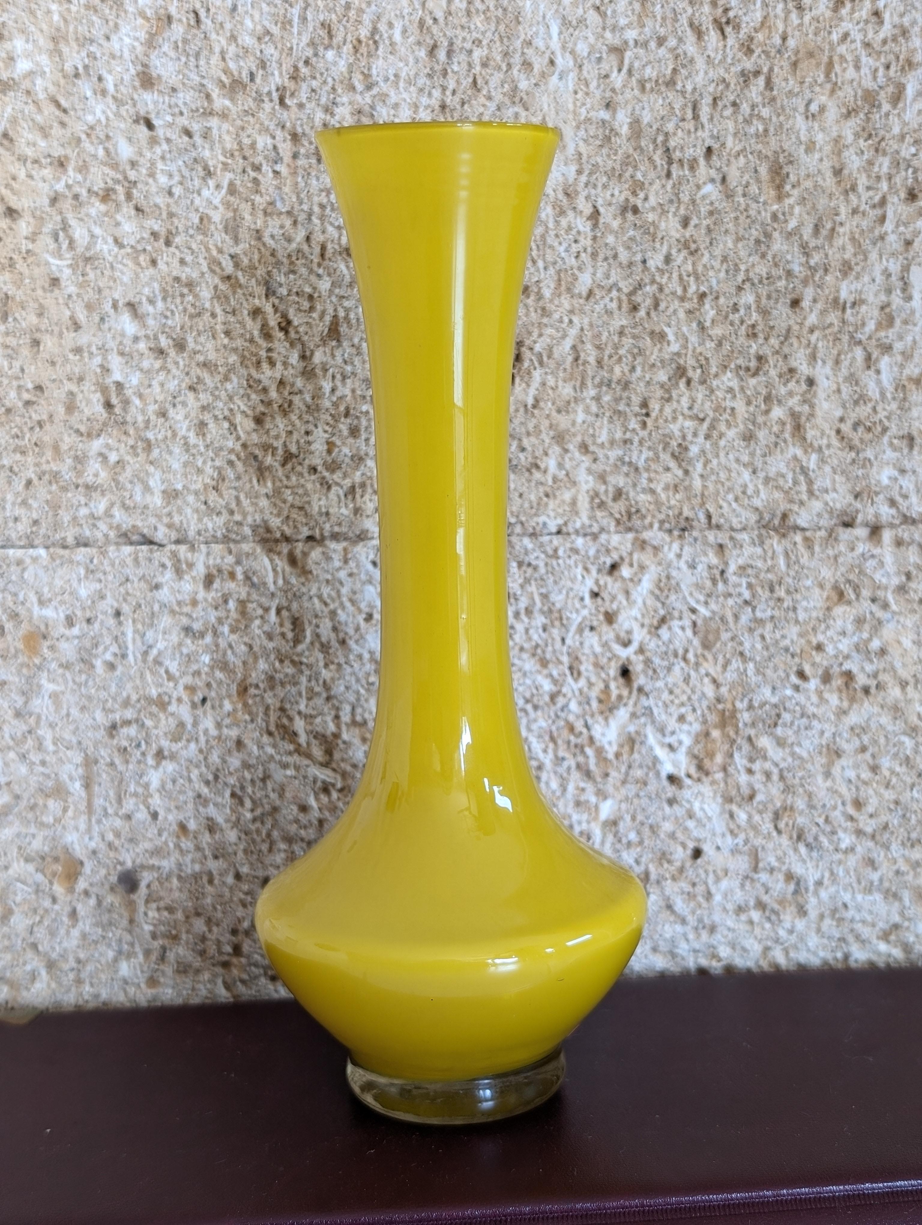 Verre opalin Ancien vase en opaline jaune brûlé du milieu du 20e siècle en vente
