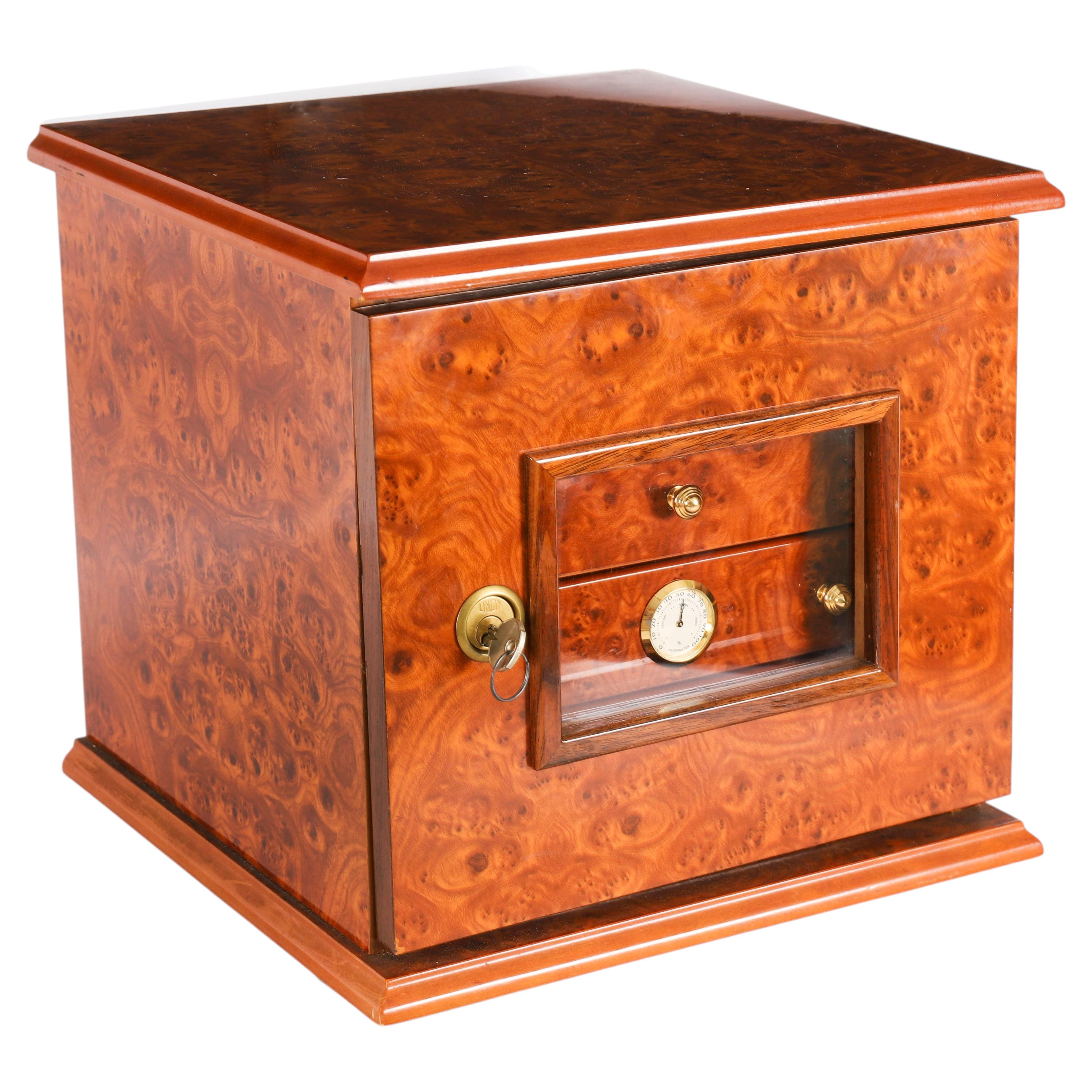 Mobile humidor d'epoca in olmo con venature a burr, a quattro cassetti, XX secolo