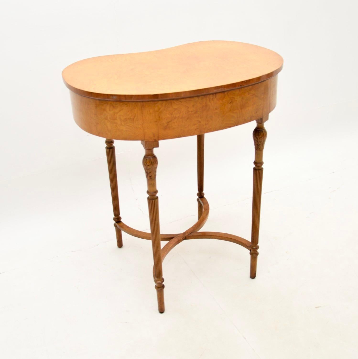 Antique Burr Elm Kidney Shape Side / Writing Table In Good Condition For Sale In London, GB