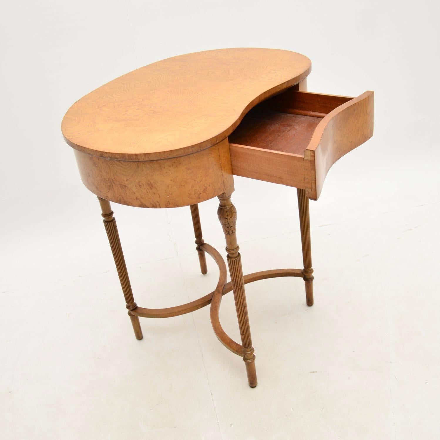 Orme Table à écrire / d'appoint ancienne en ronce d'orme en vente