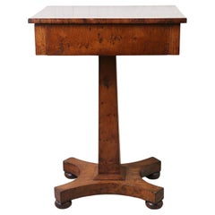 Table d'appoint ancienne en ronce de chêne avec tiroir. A.C.C. C.1835