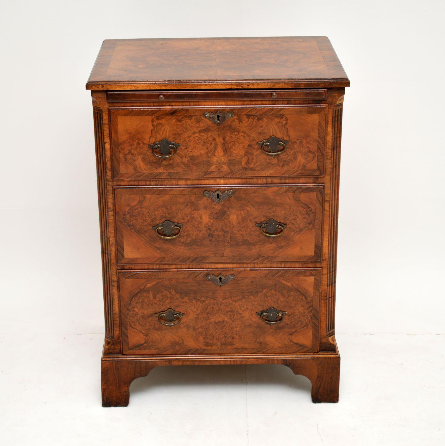 Exceptional quality antique burr walnut chest of drawers of small proportions & with a lovely original colour. This chest has many wonderful features, so please enlarge all the images.

The top is burr walnut with a figured walnut cross banding &