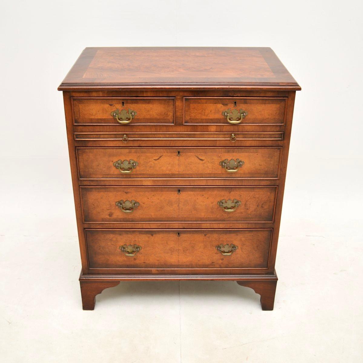 A beautiful antique burr walnut bachelors chest of drawers. This was made in England, it dates from around the 1900-1910 period.

It is of superb quality and is a useful size, with lots of storage space. There are gorgeous burr walnut grain
