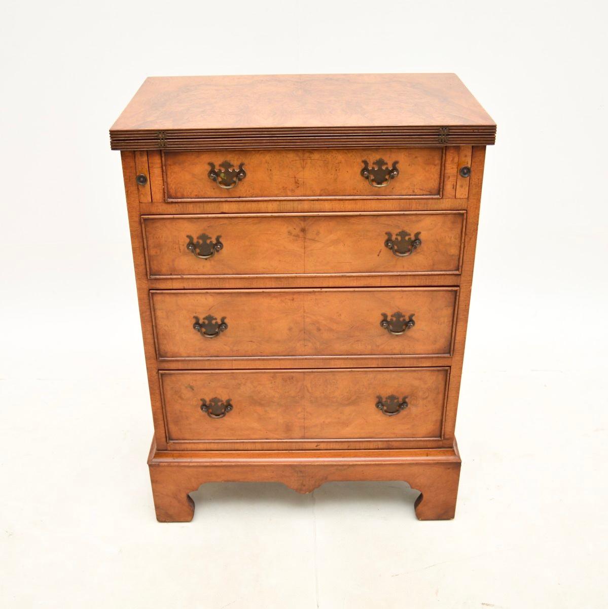 A beautiful and small proportioned antique burr walnut bachelors chest of drawers in excellent original condition & from around the 1930’s period.

It has a lovely warm colour & plenty of character. The top is burr walnut and so are the drawers,