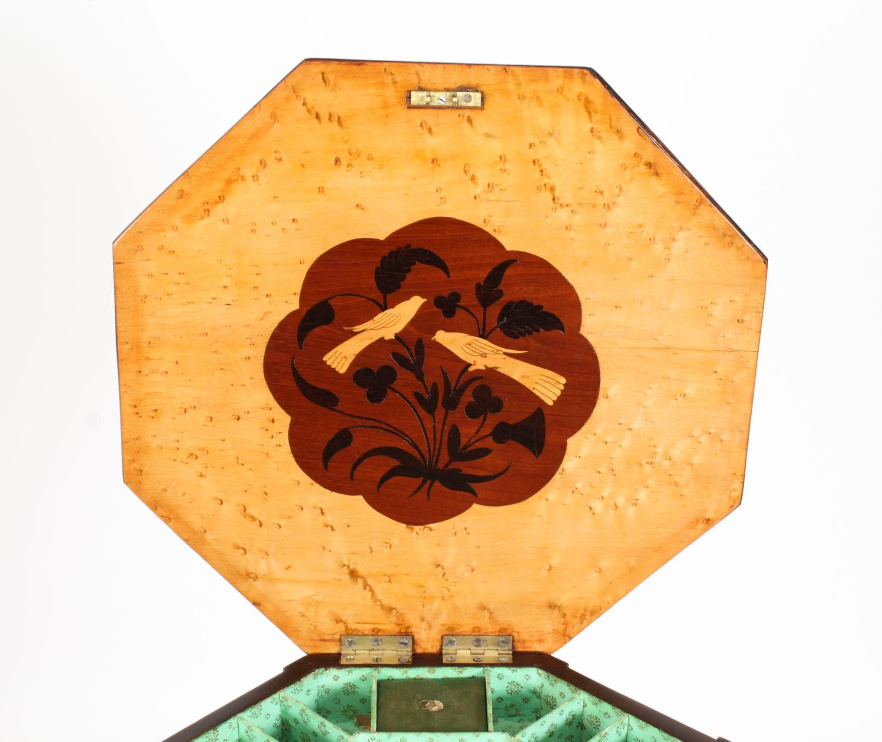 Ancienne boîte à couture en ronce de noyer et érable piqué 19ème siècle en vente 11