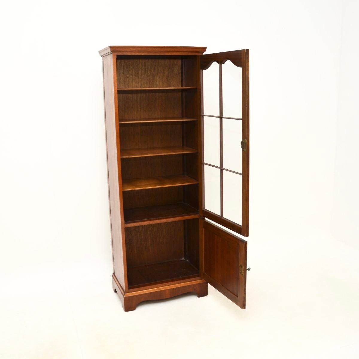Une belle bibliothèque ancienne en ronce de noyer de style géorgien. Il a été fabriqué en Angleterre, il date des années 1930 environ.

Il est de très bonne qualité et a de belles proportions ; il est haut et mince, avec beaucoup d'espace de