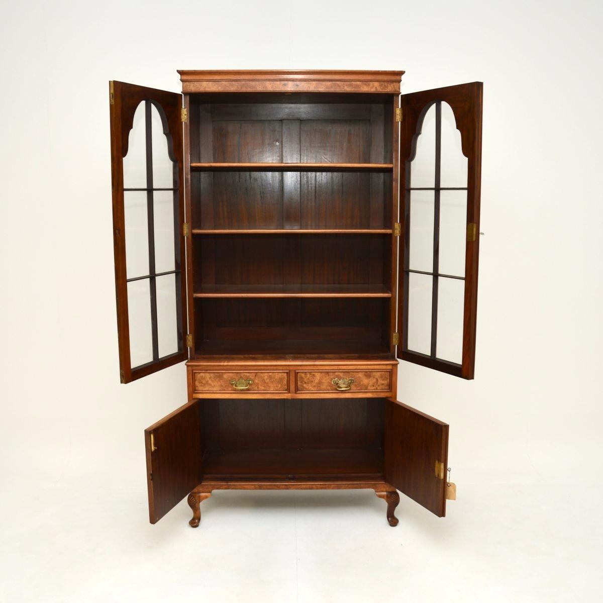 Georgien Bibliothèque ancienne en ronce de noyer en vente