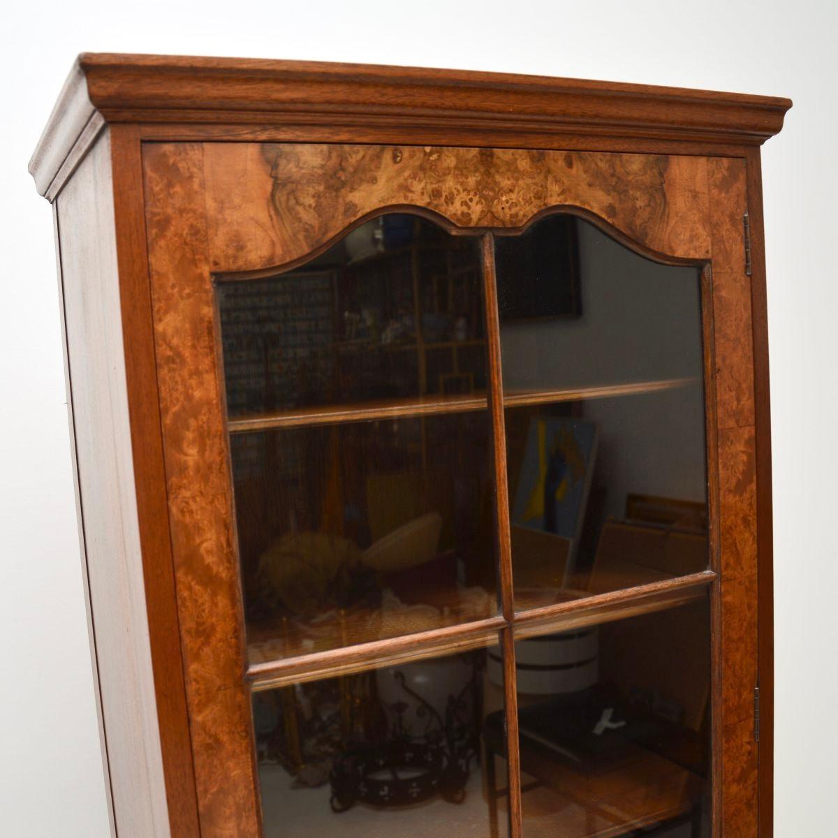 Verre Bibliothèque ancienne en ronce de noyer en vente