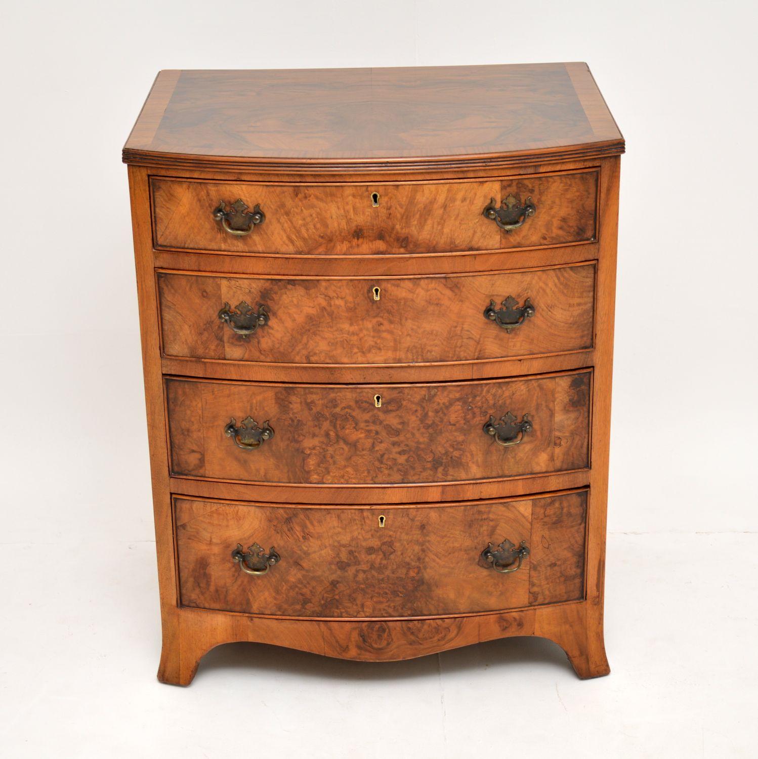 High quality antique walnut bow fronted chest of drawers of small proportions, dating from circa 1910 period and in excellent original condition.

The top is burr walnut with an outside cross banding of figured walnut and a reeded top edge. The