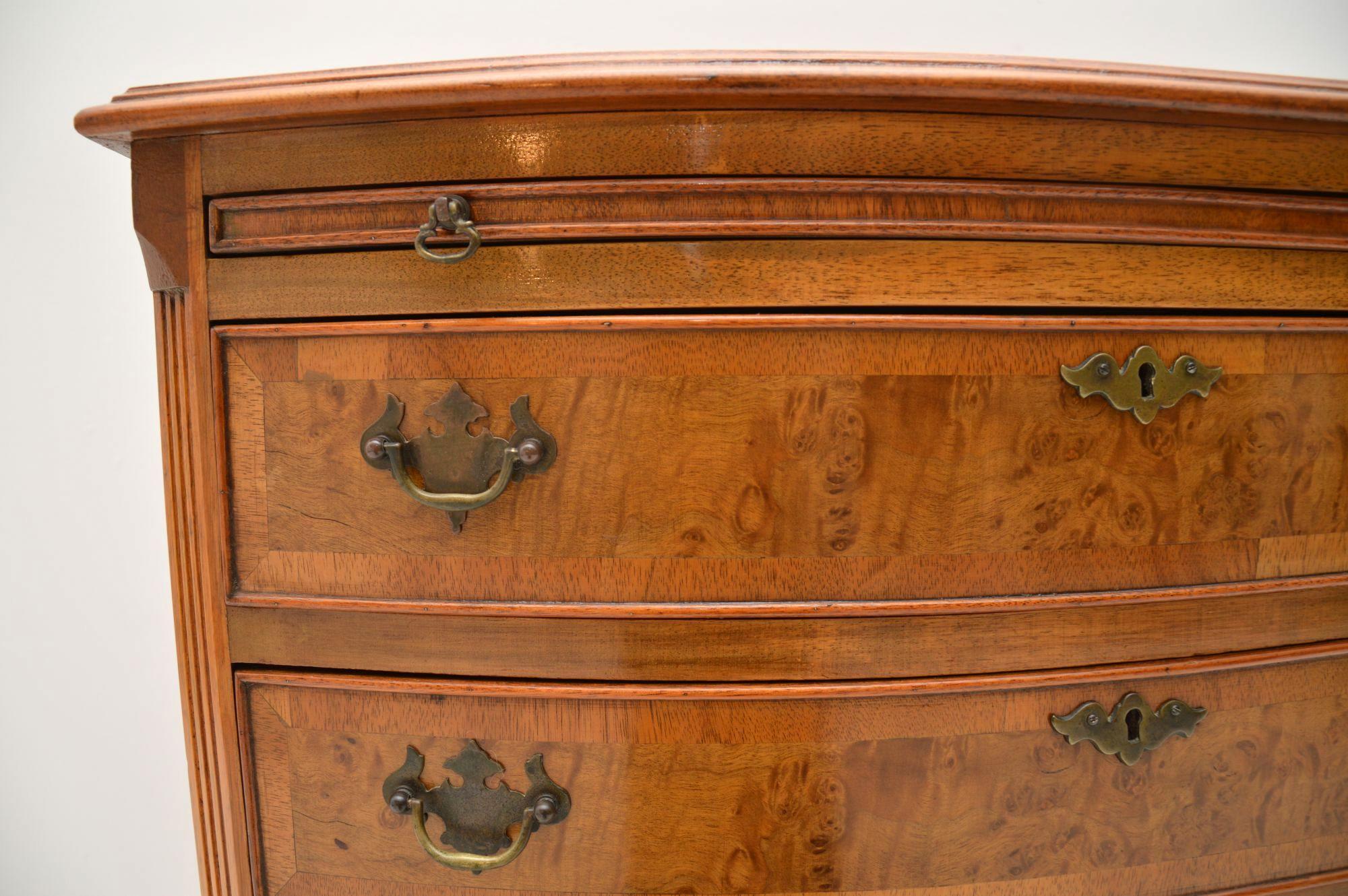 Antique Burr Walnut Bow Front Chest of Drawers In Good Condition In London, GB