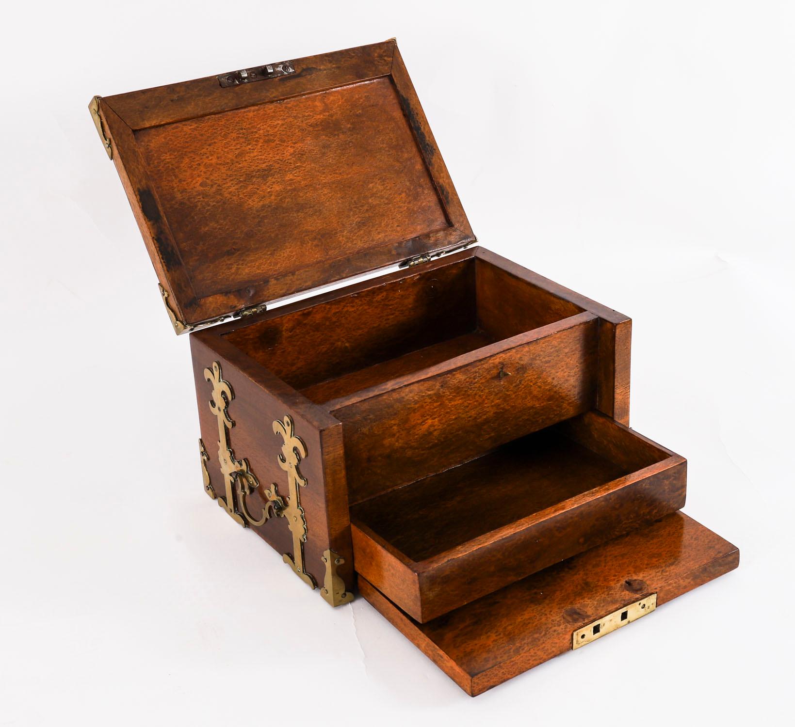 Caja fuerte antigua de nogal con rebabas y latón Coffre Fort Siglo XIX 7