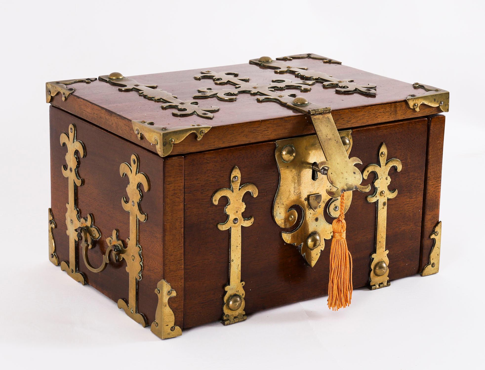 Se trata de una magnífica caja fuerte antigua de nogal y latón tallado, con bisagras de cincha y esquinas abrochadas, que data de principios del siglo XIX.

Esta espléndida caja fuerte tiene forma rectangular y presenta un impresionante trabajo de