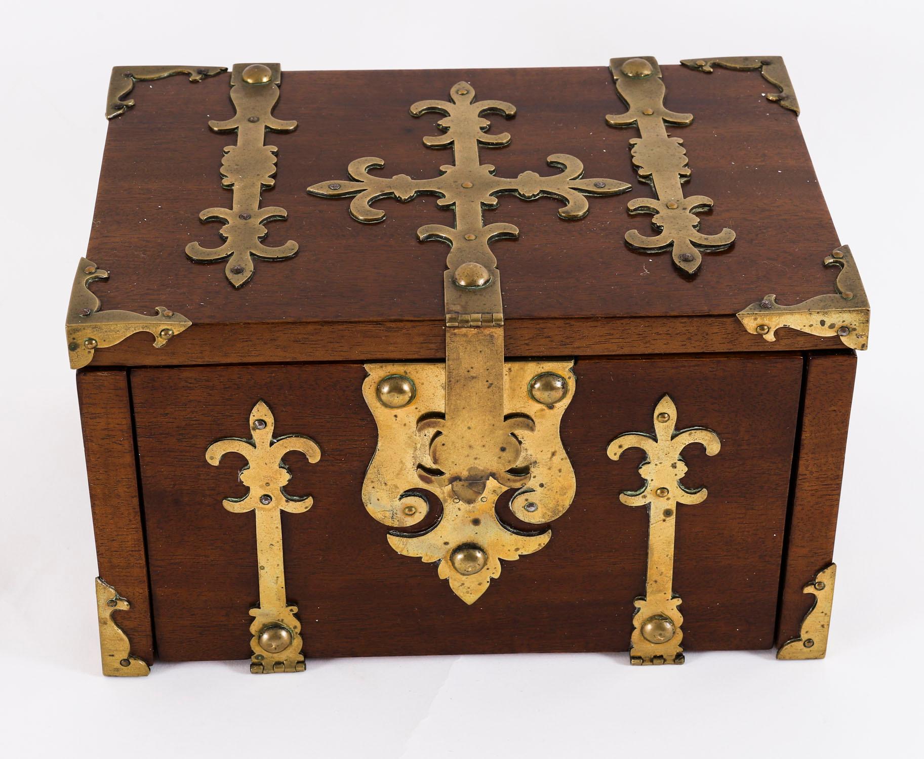 Caja fuerte antigua de nogal con rebabas y latón Coffre Fort Siglo XIX siglo XIX
