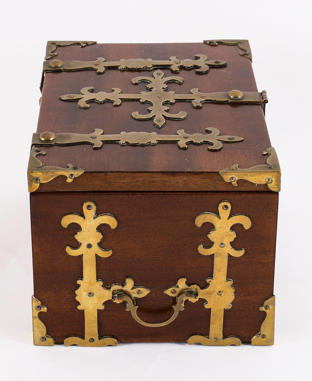 Caja fuerte antigua de nogal con rebabas y latón Coffre Fort Siglo XIX 4