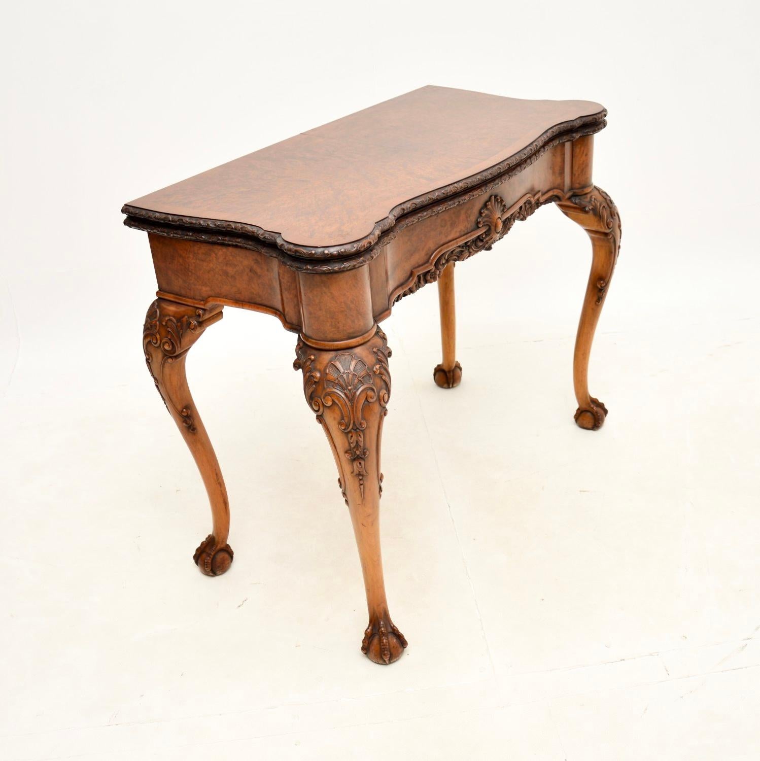 Queen Anne Table à cartes ancienne en ronce de noyer en vente