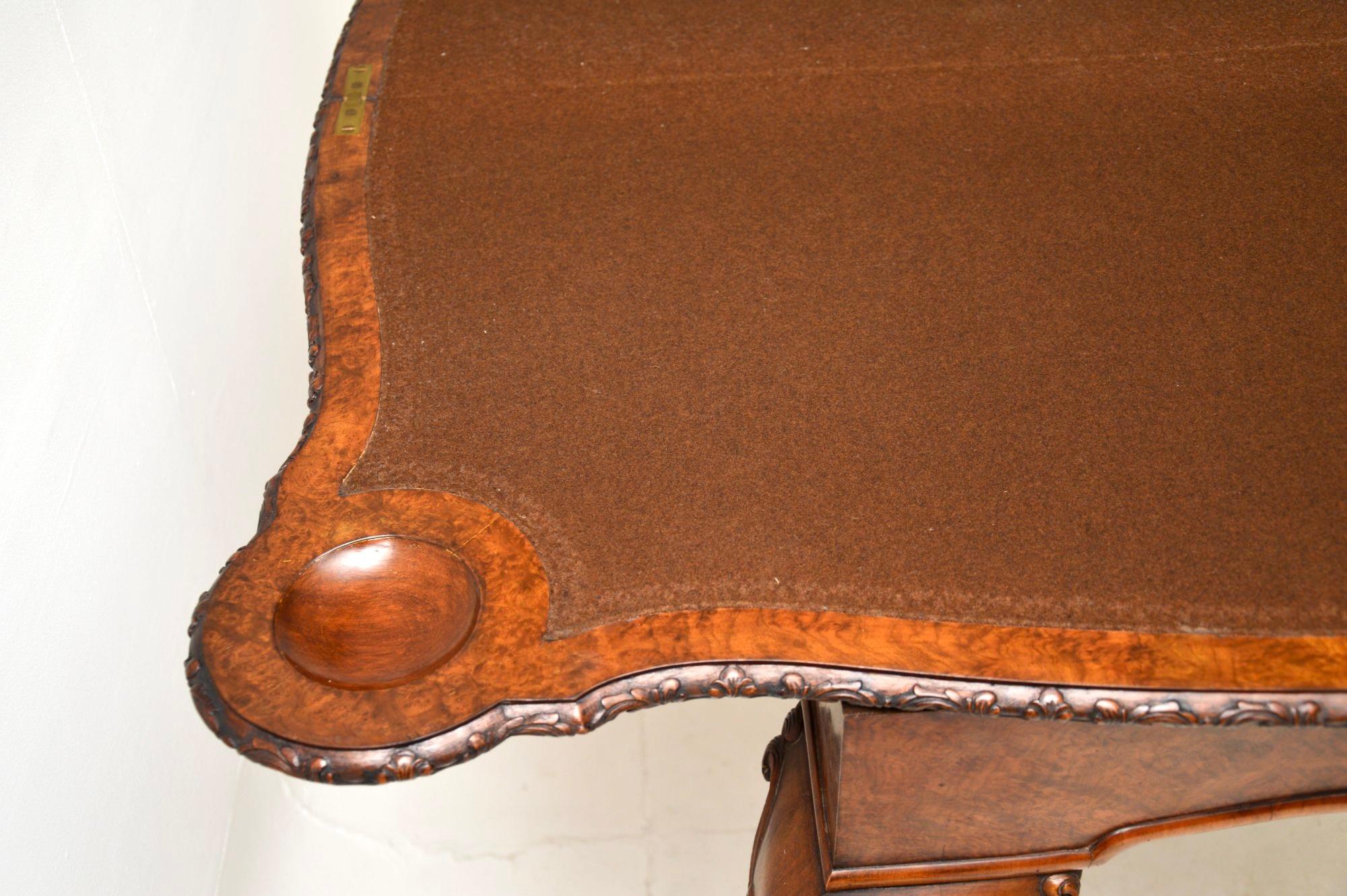 Table à cartes ancienne en ronce de noyer en vente 5