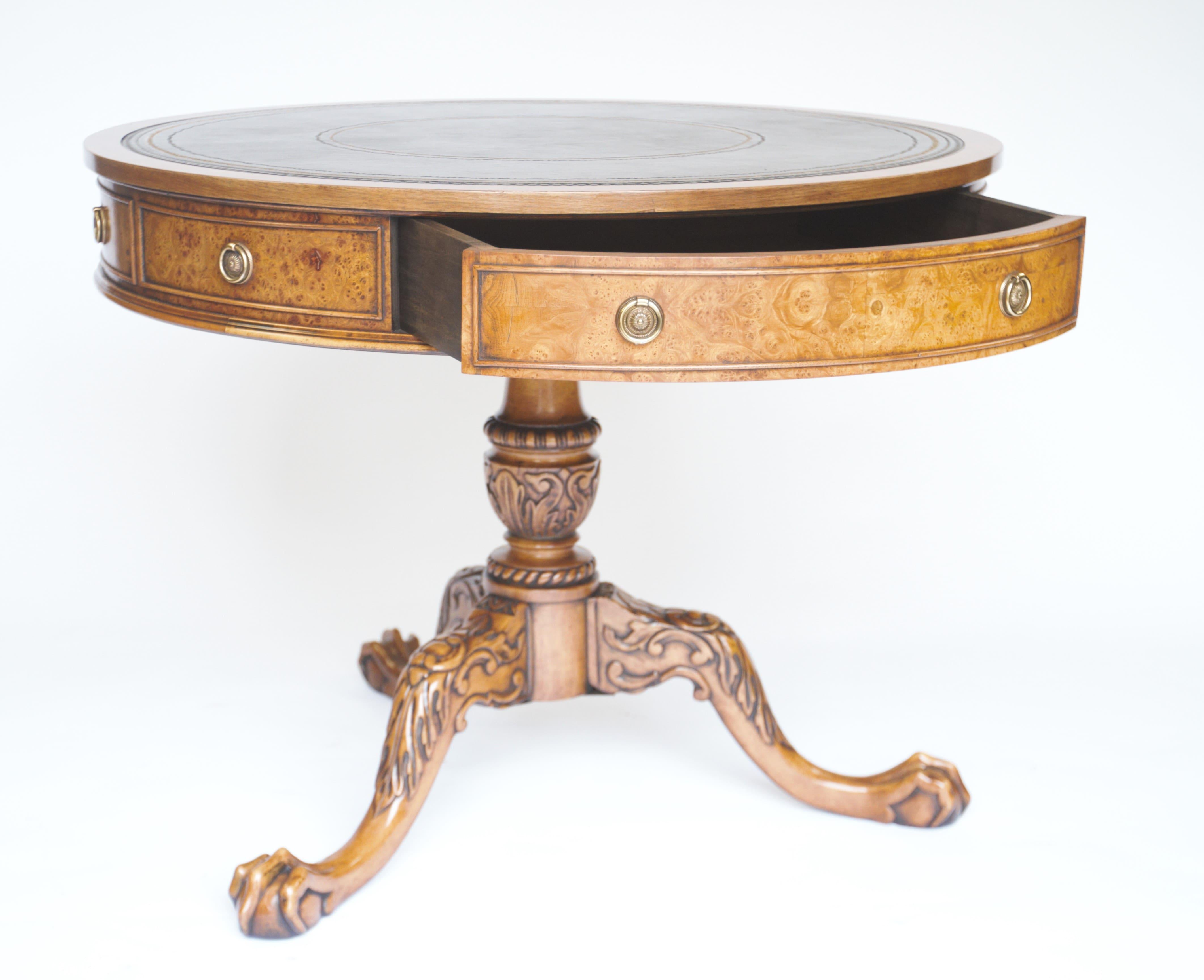 Table à écrire en forme de tambour en ronce de noyer, 
Récemment remplacé Dessus en cuir noir avec marquage doré. 
Tiroir unique, autres fausses façades de tiroirs, 
Socle central finement sculpté et tourné, 
Pieds en forme de cabriole finement