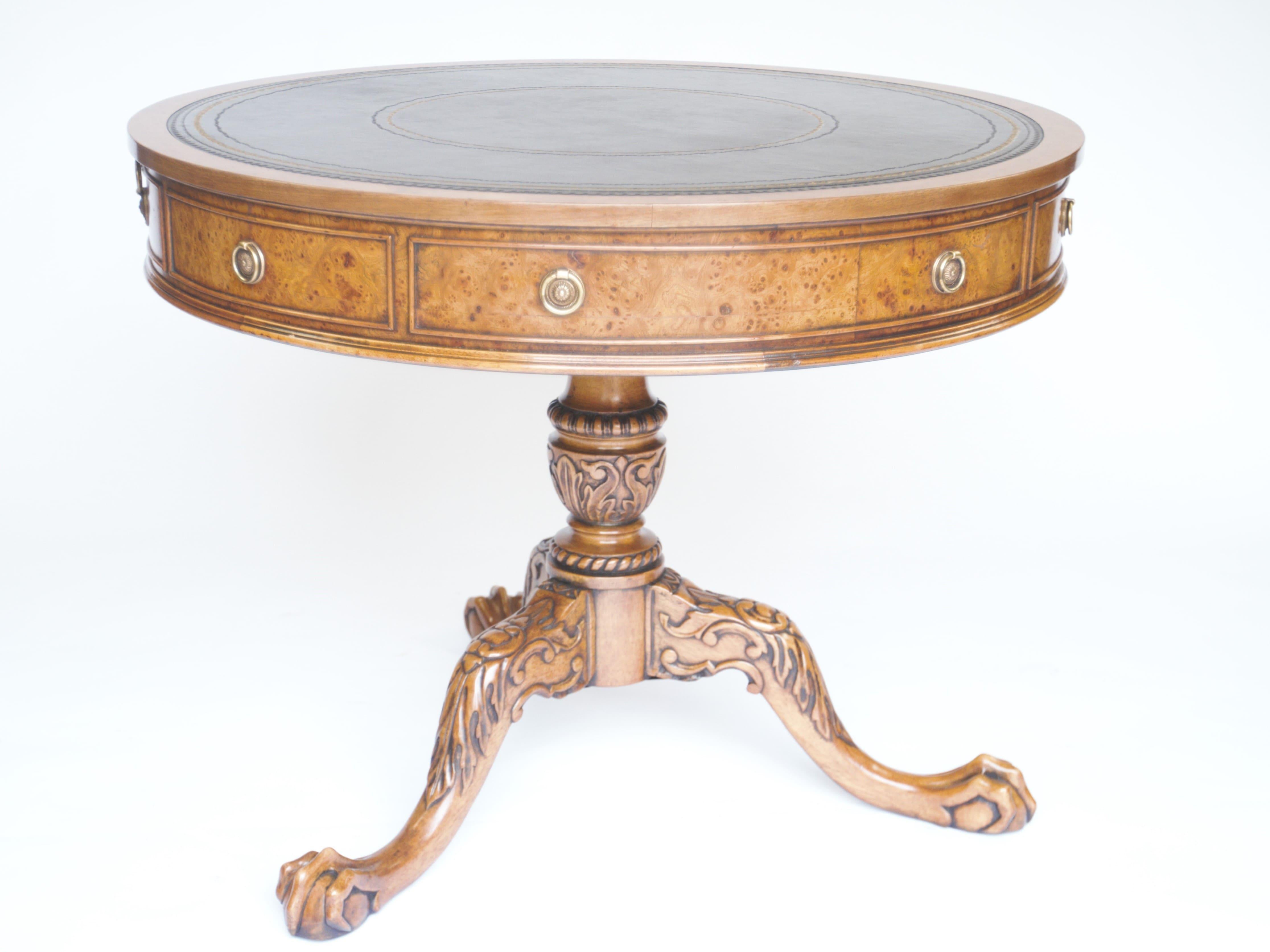 George II Table ancienne en ronce de noyer et CIRCA sculptée, circa 1930