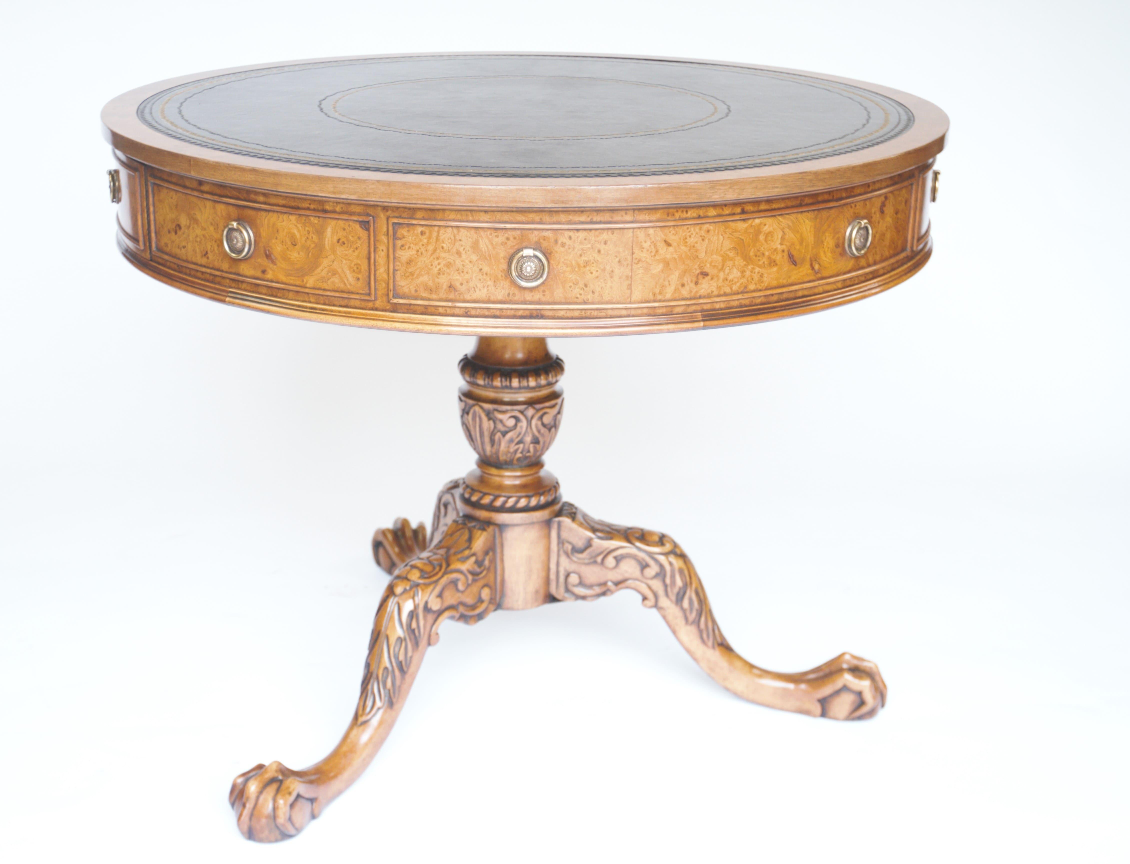 Britannique Table ancienne en ronce de noyer et CIRCA sculptée, circa 1930