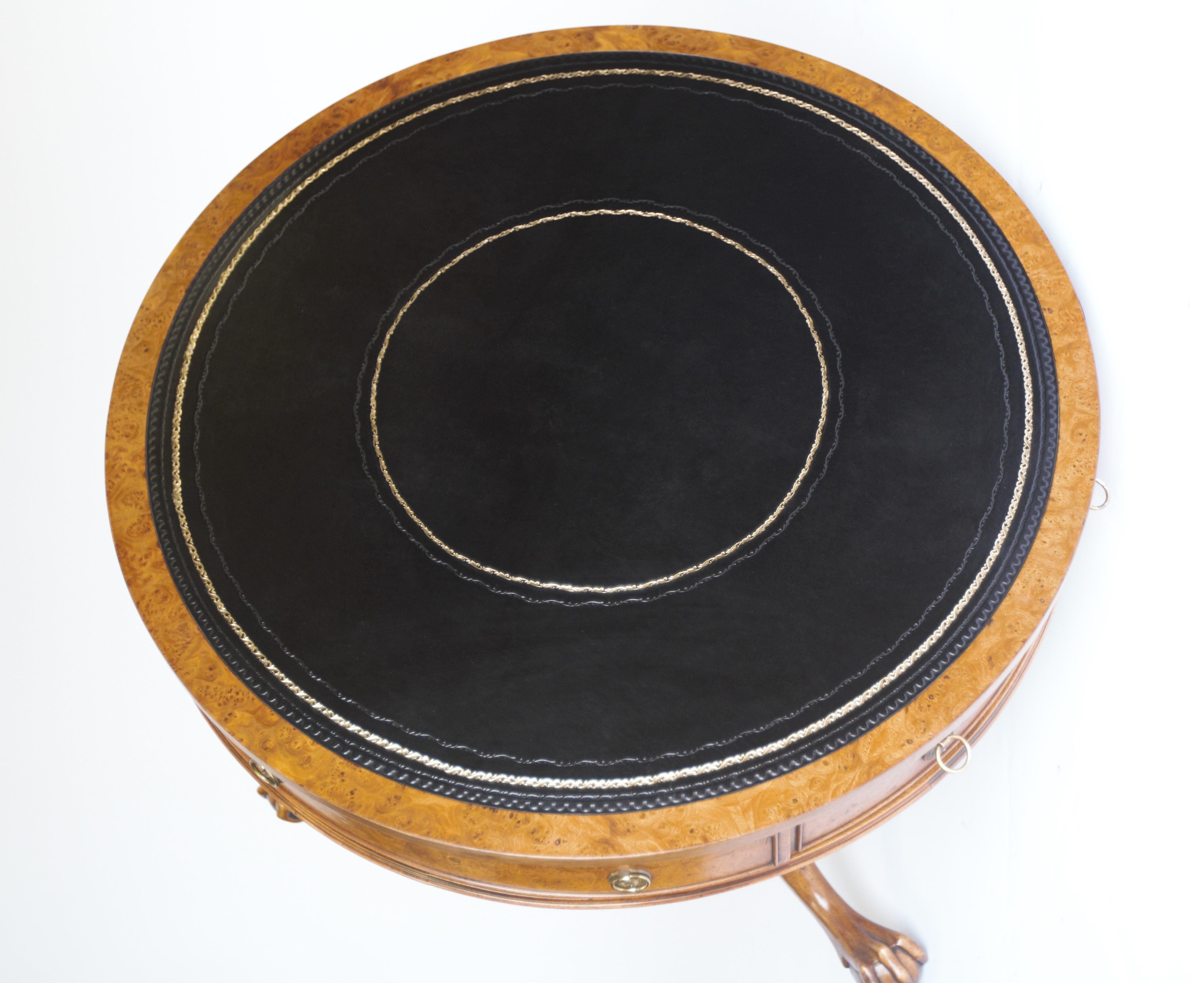 Poli Table ancienne en ronce de noyer et CIRCA sculptée, circa 1930