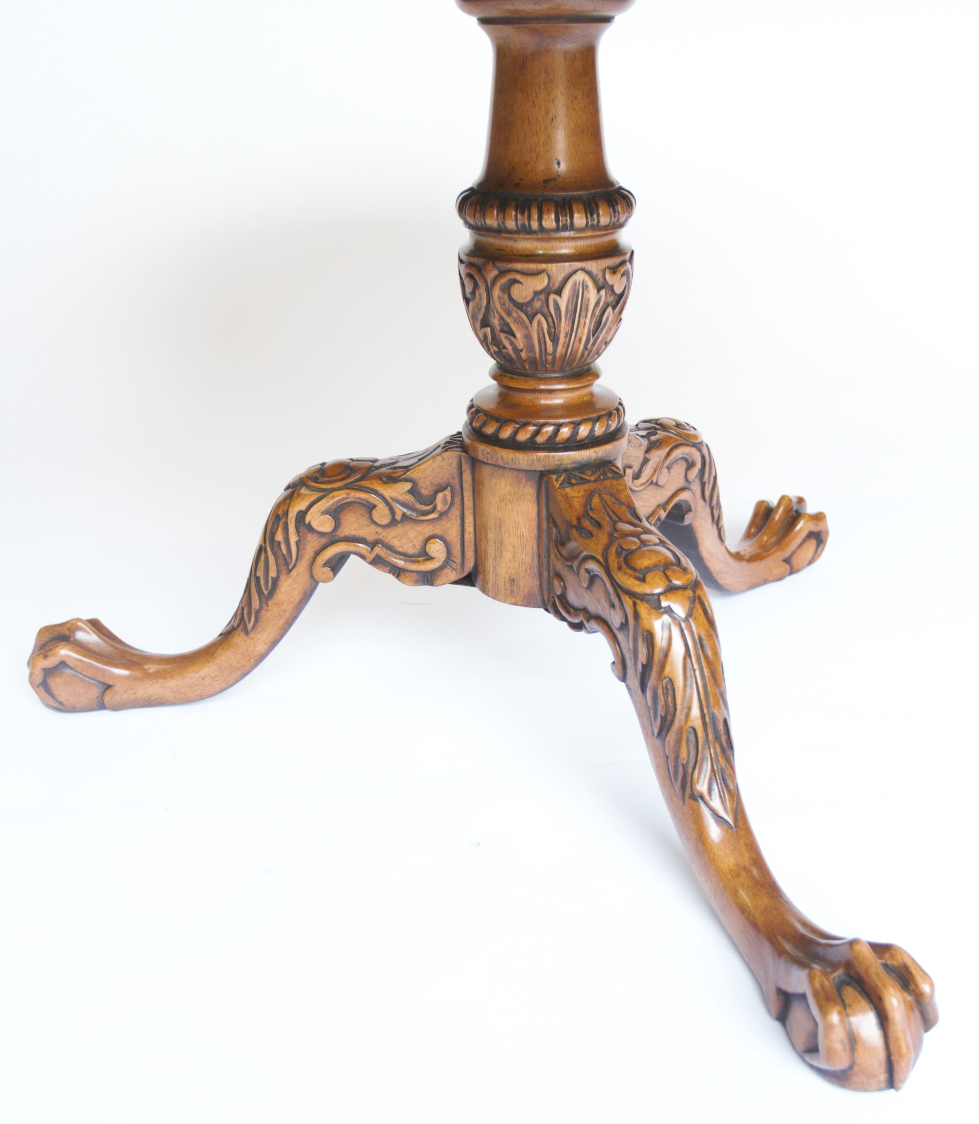Table ancienne en ronce de noyer et CIRCA sculptée, circa 1930 Bon état à Dereham, GB