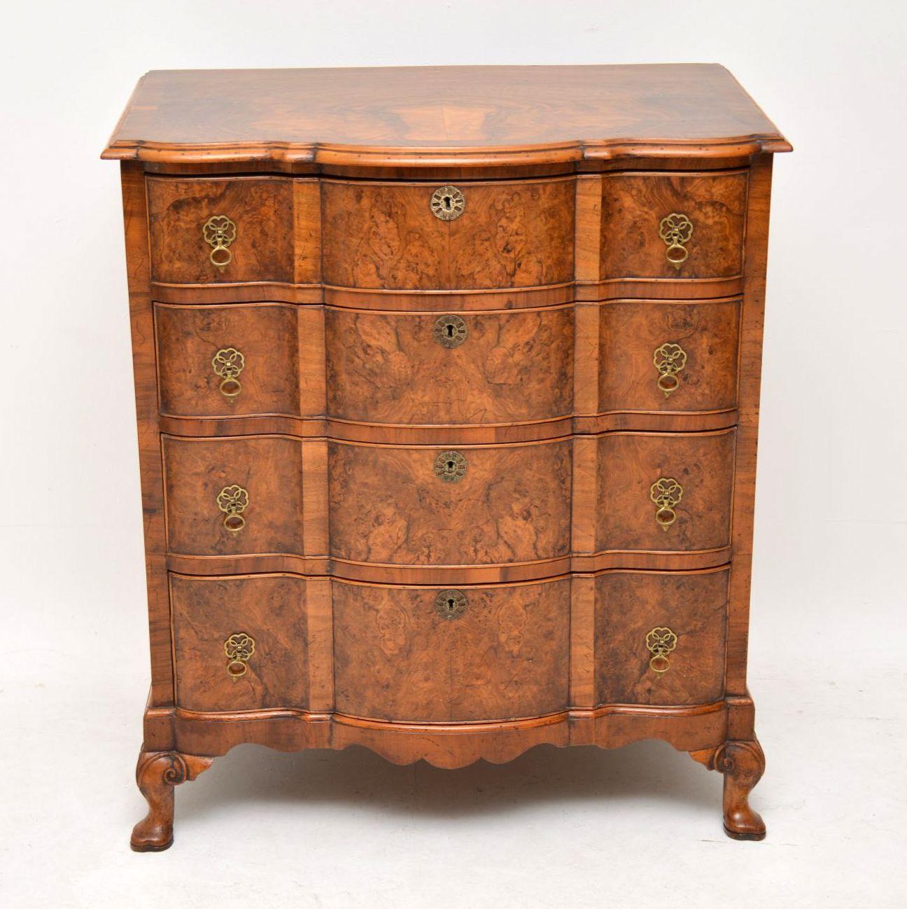 This antique walnut chest of drawers is of extremely high quality and has a well shaped front. The pattern of the burr walnut on the top is stunning and it’s cross banded outside. The four burr walnut drawers are all graduated in depth and also have