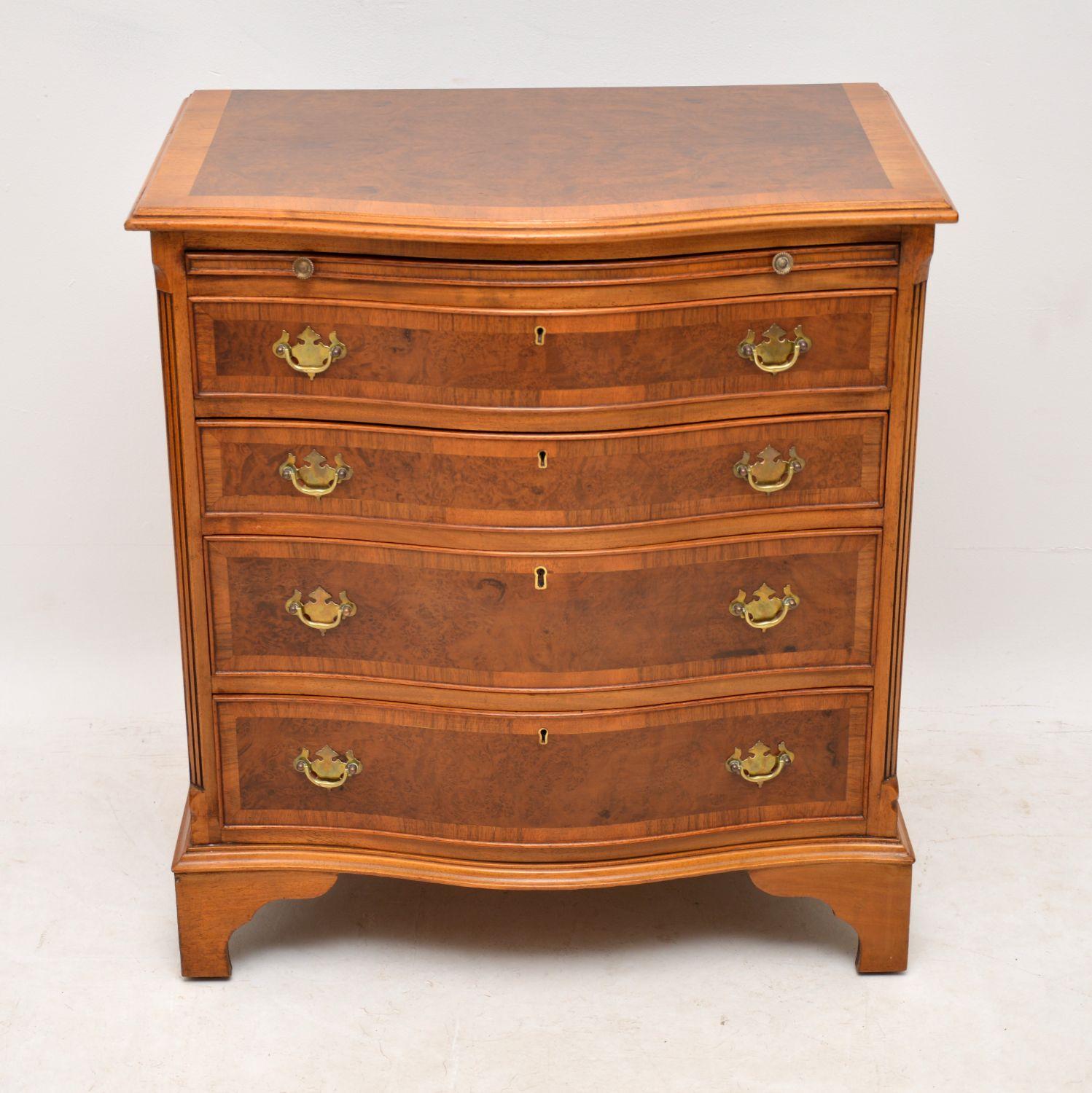Fine quality antique George III style burr walnut chest of drawers with a serpentine shaped front and sitting on bracket feet. The top is crossbanded as are the drawers, which are graduated in depth, with locks and original brass handles. This chest