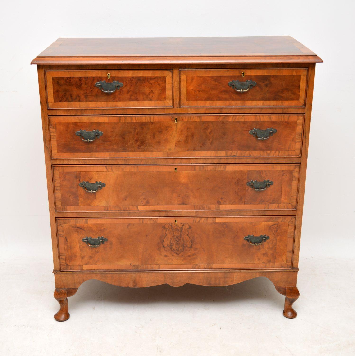 Fine quality walnut chest of drawers in excellent condition and dating to circa 1910s-1920s period. The top and drawer fronts are a beautifully patterned burr walnut with crossbanded edges. The drawers are graduated in depth and have locks, fine