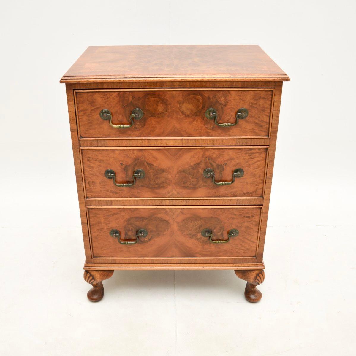 A lovely antique burr walnut chest of drawers. This was made in England, it dates from around the 1930’s.

It is of superb quality and is a useful size, low, compact yet offering lots of storage space. This has gorgeous burr walnut grain patterns,