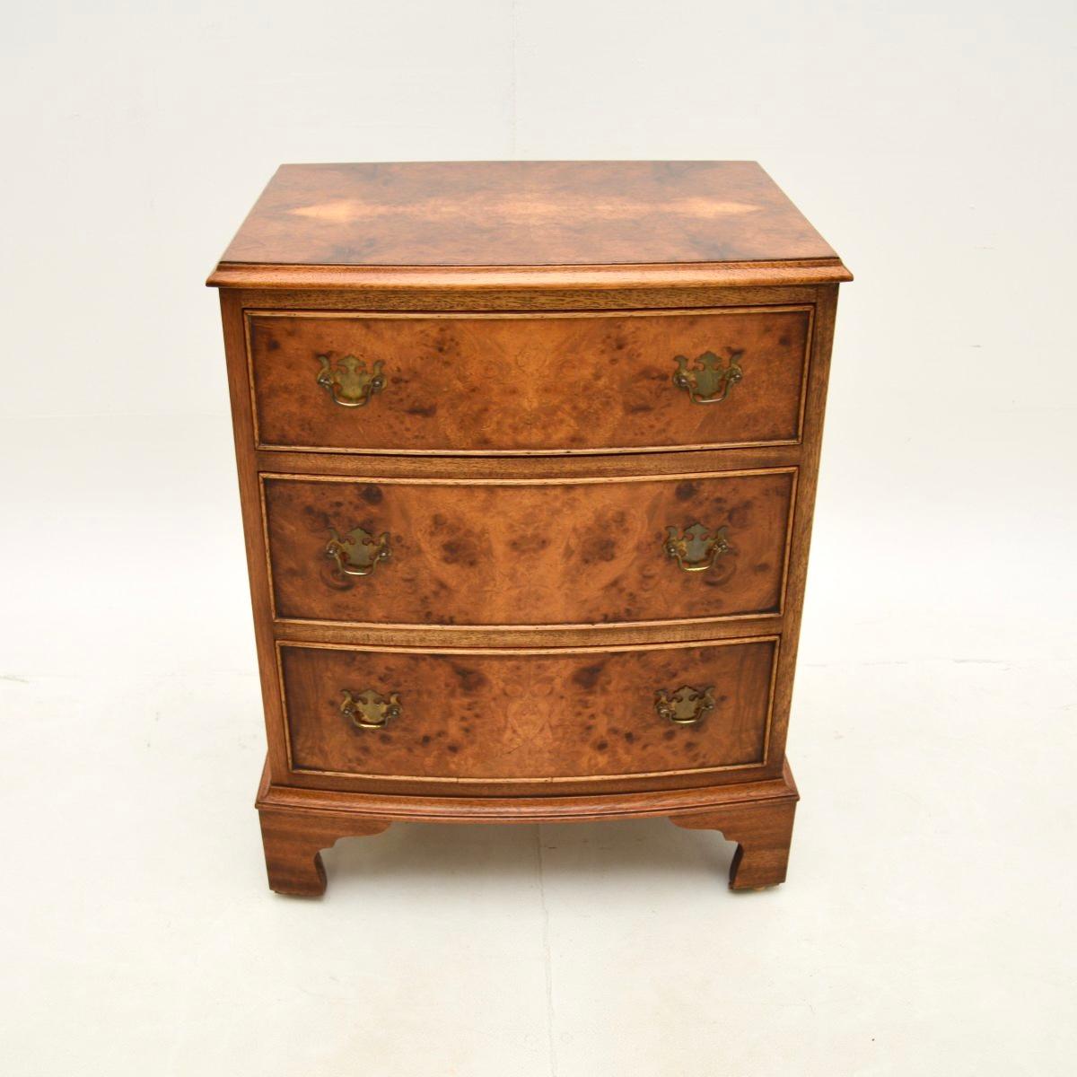 Une commode en ronce de noyer ancienne, élégante et extrêmement bien faite. De style géorgien, il a été fabriqué en Angleterre et date des années 1930.

La qualité est superbe, cette taille est très utile pour être utilisée comme coffre d'appoint