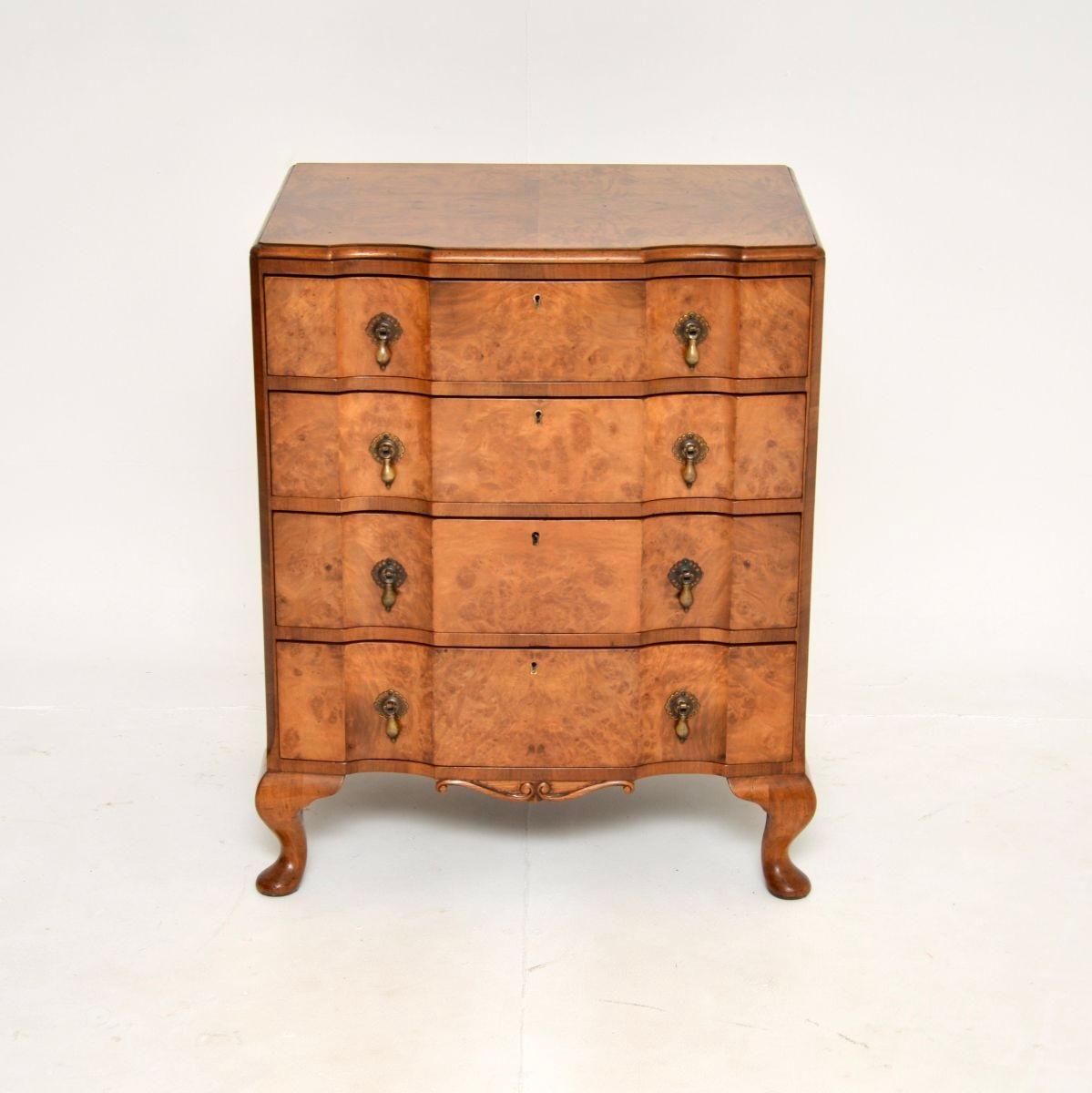 Magnifique commode ancienne en ronce de noyer. Fabriqué en Angleterre, il date des années 1910-20.

Il est d'une très belle qualité, avec une façade magnifiquement façonnée, reposant sur de courts pieds cabriole. Les tiroirs sont dotés de jolies