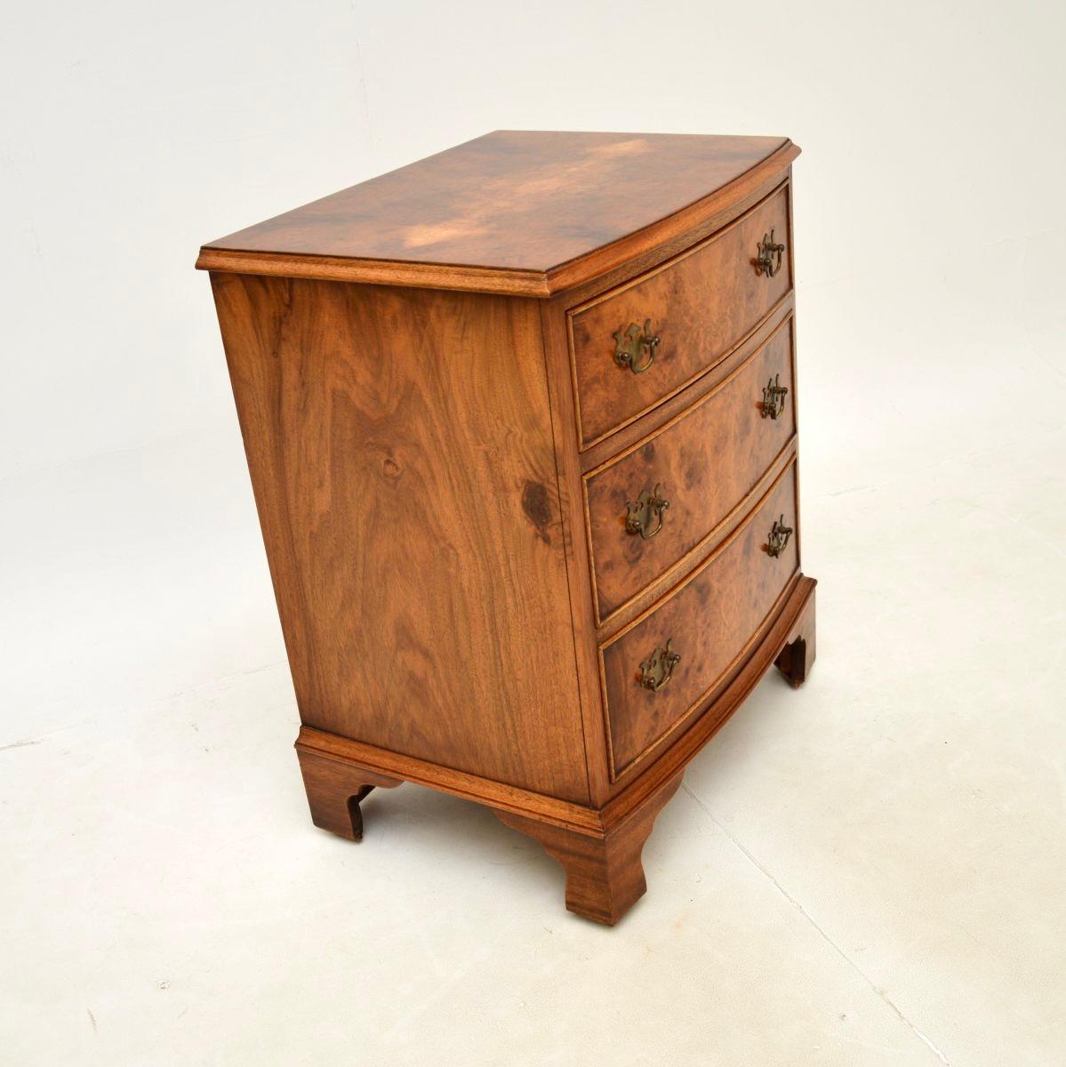 Georgien Ancienne commode en ronce de noyer en vente