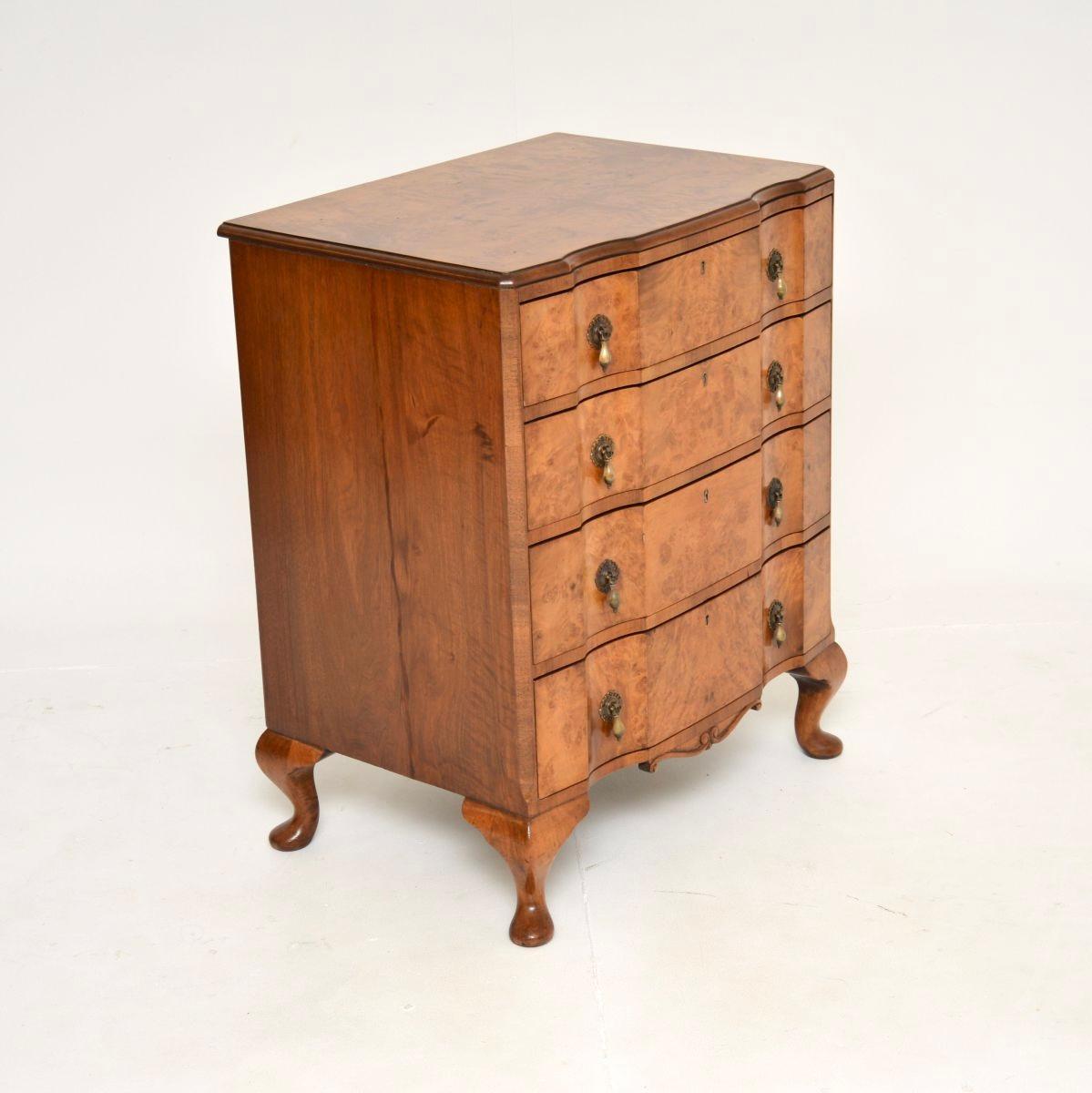 Queen Anne Ancienne commode en ronce de noyer en vente