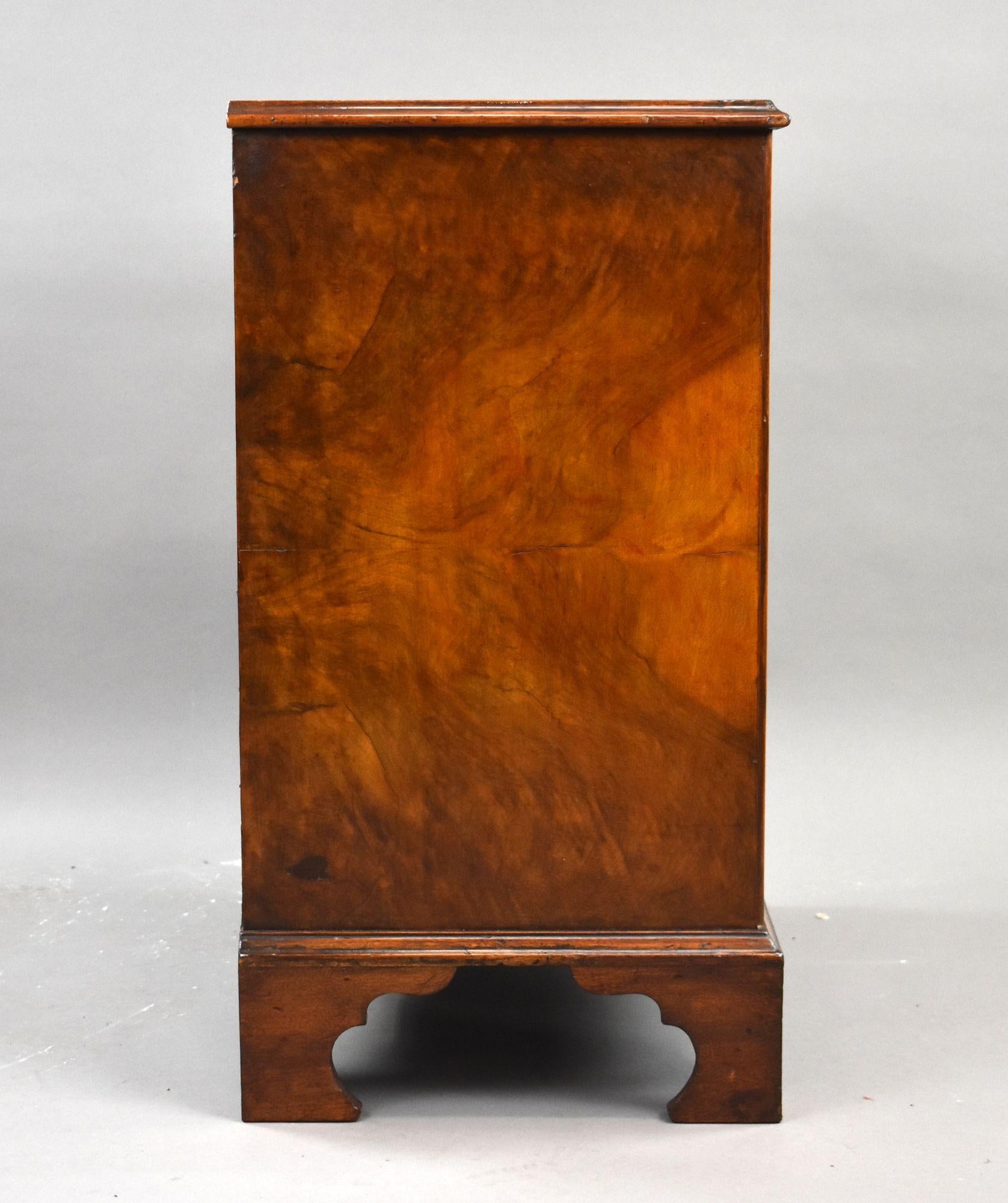 Anglais Ancienne commode en ronce de noyer en vente