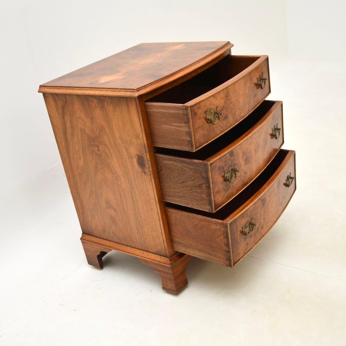 Britannique Ancienne commode en ronce de noyer en vente