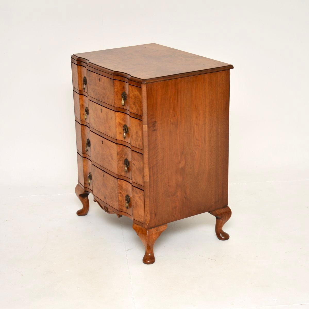 Britannique Ancienne commode en ronce de noyer en vente