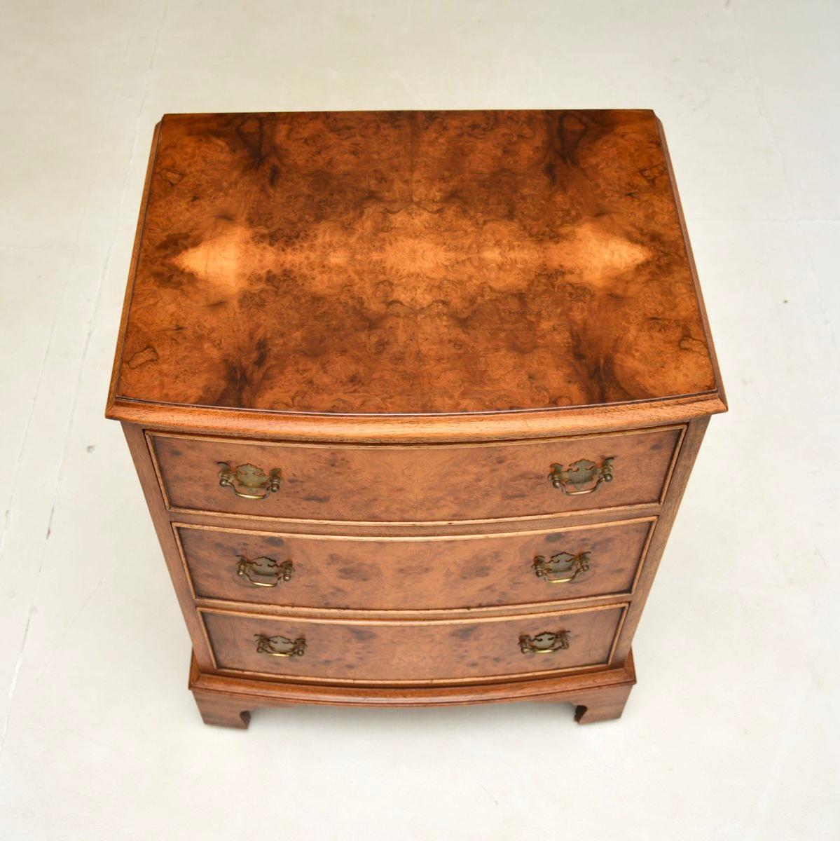 Ancienne commode en ronce de noyer Bon état - En vente à London, GB