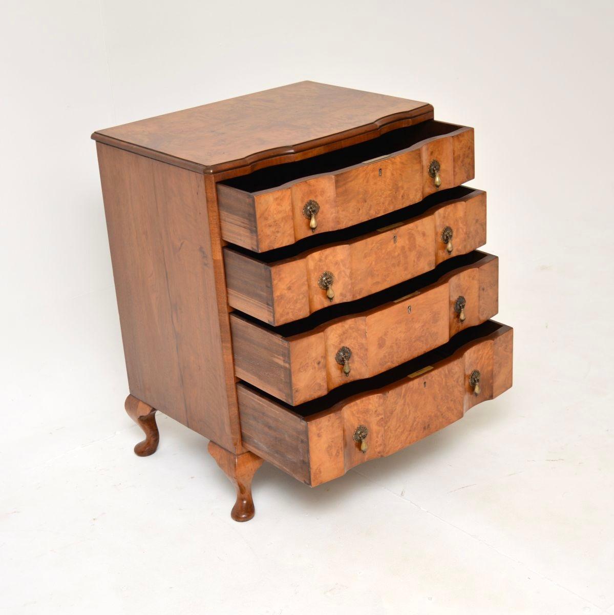 Ancienne commode en ronce de noyer Bon état - En vente à London, GB