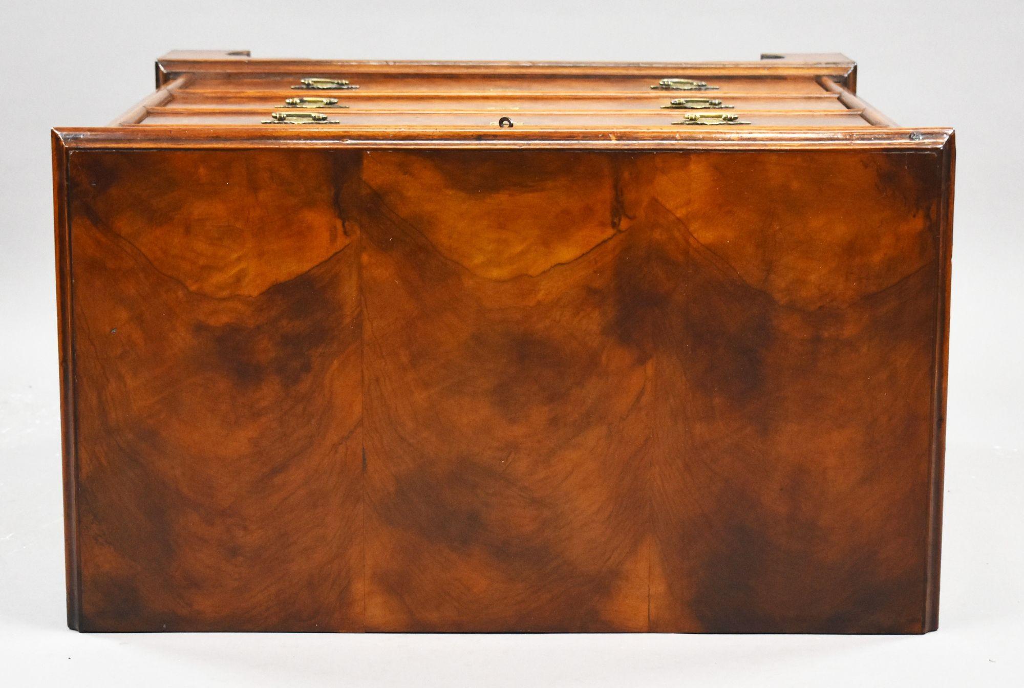 XIXe siècle Ancienne commode en ronce de noyer en vente